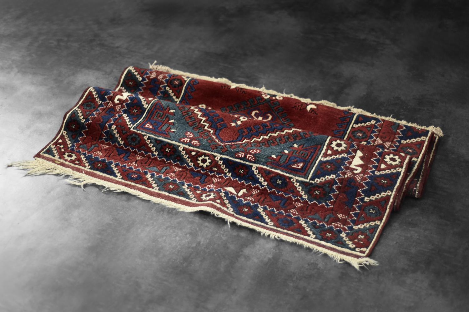 Roter handgewebter Orientteppich aus Afghanistan, 1970er Jahre (Afghanisch) im Angebot