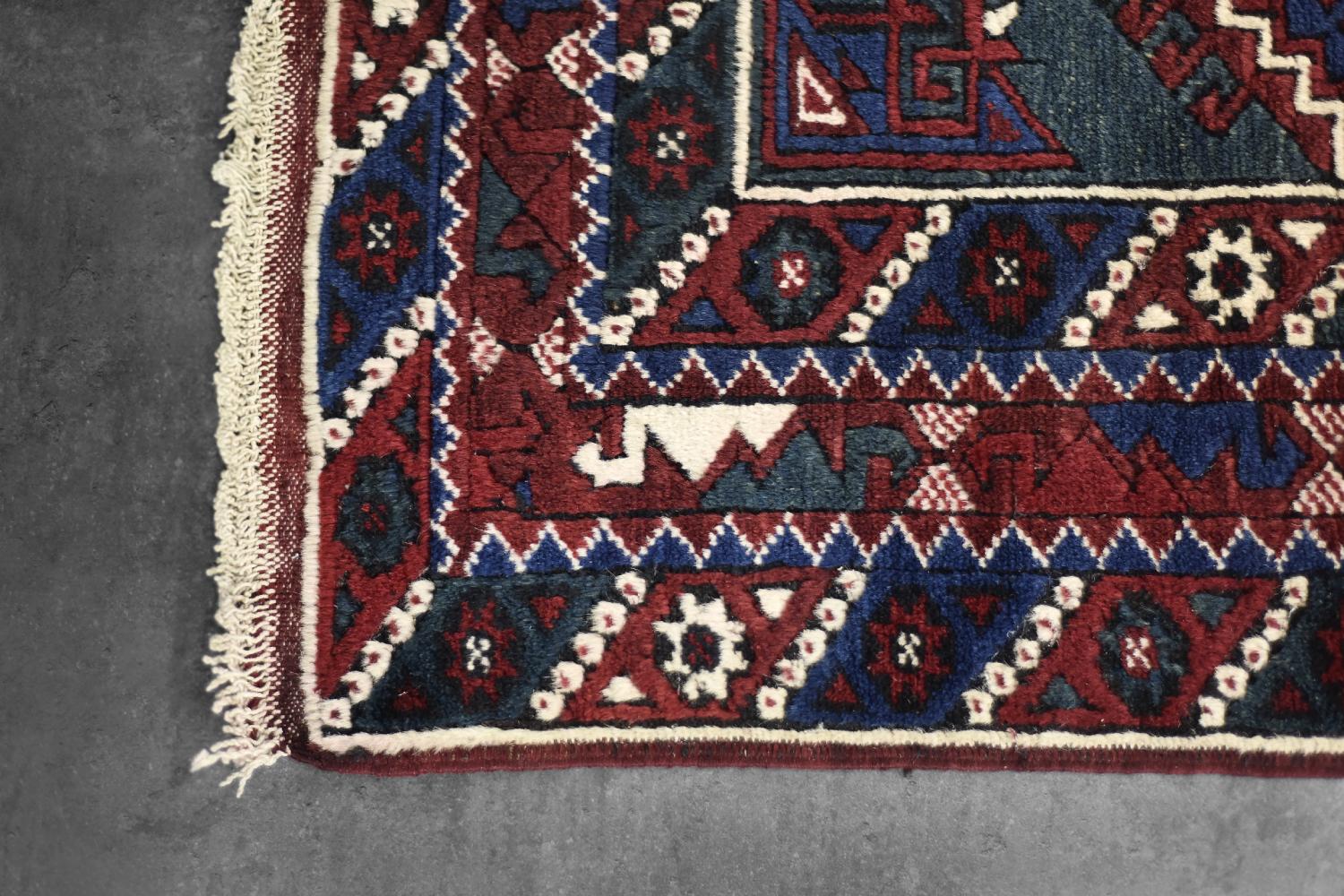 Roter handgewebter Orientteppich aus Afghanistan, 1970er Jahre (Ende des 20. Jahrhunderts) im Angebot