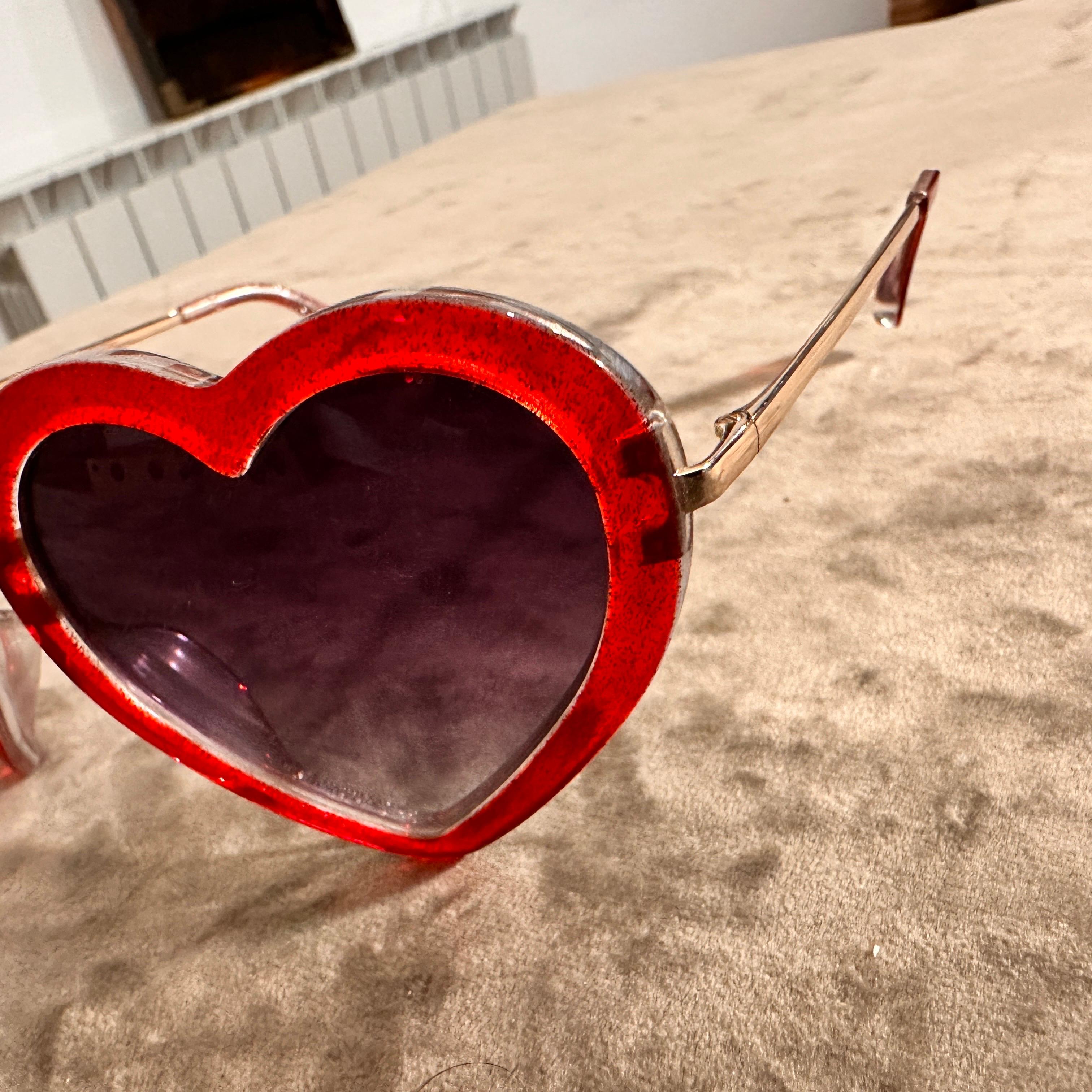 Rote herzförmige Vintage-Sonnenbrille mit kühnrotem Rahmen von Linda Farrow im Angebot 5