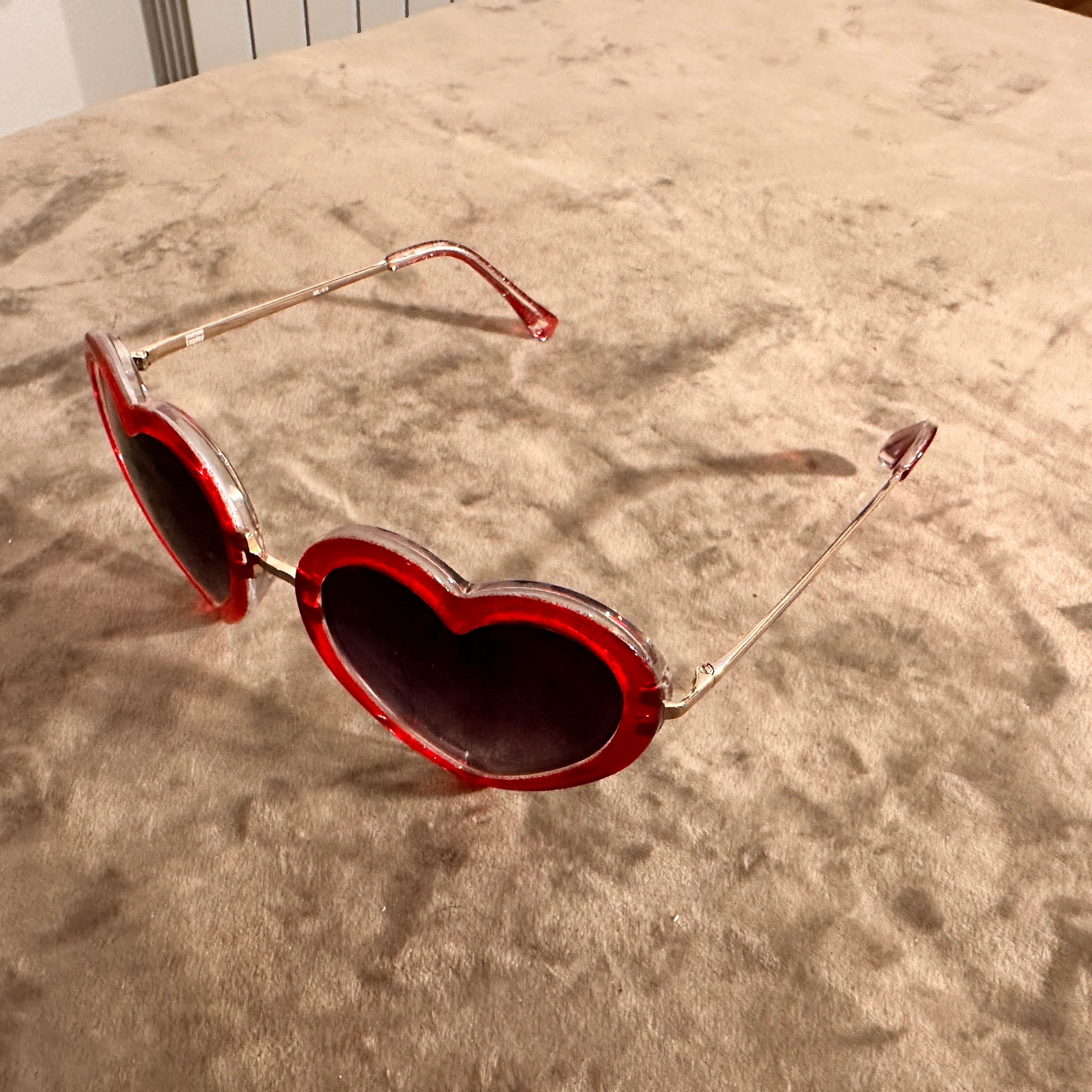 Rote herzförmige Vintage-Sonnenbrille mit kühnrotem Rahmen von Linda Farrow im Angebot 6