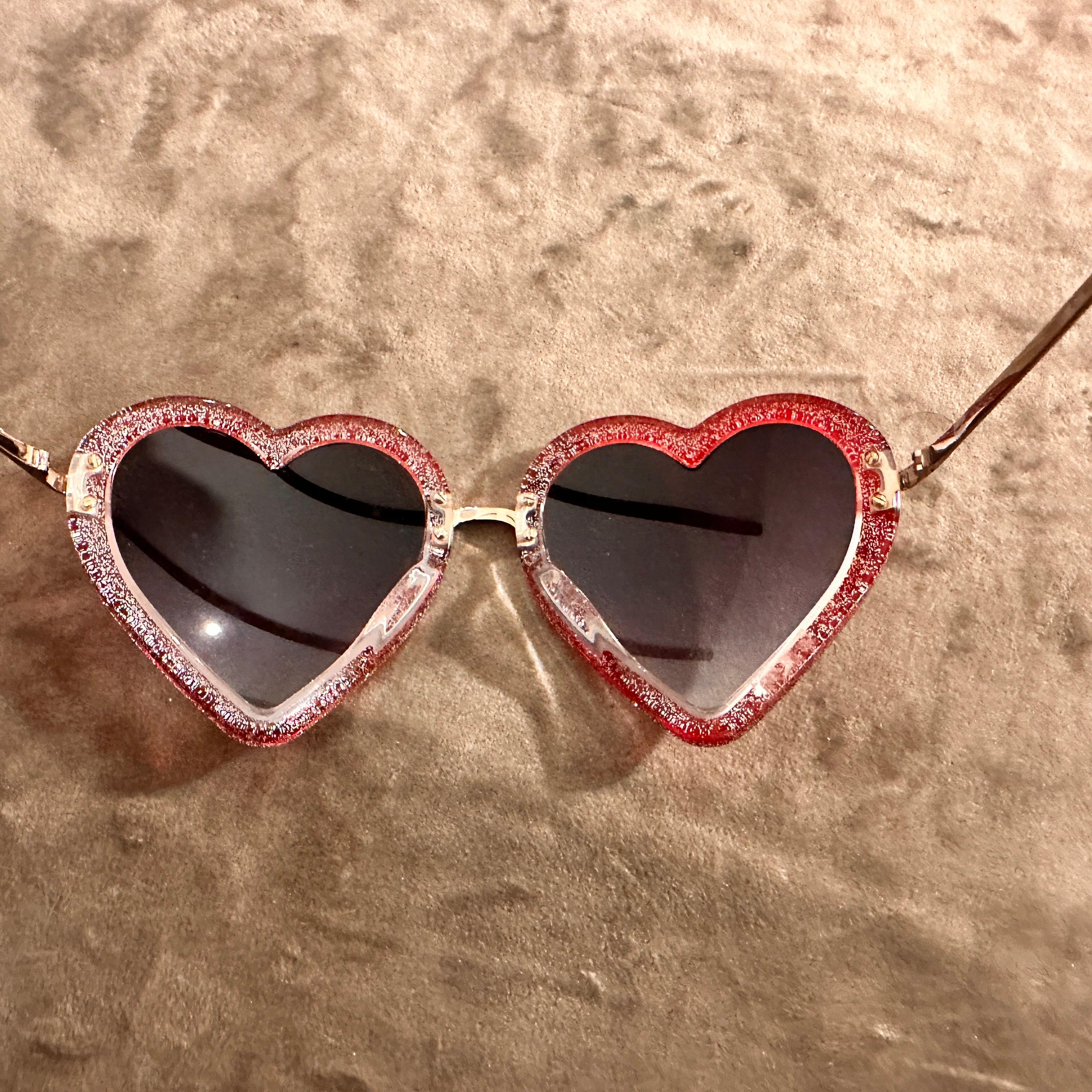 Rote herzförmige Vintage-Sonnenbrille mit kühnrotem Rahmen von Linda Farrow Damen im Angebot