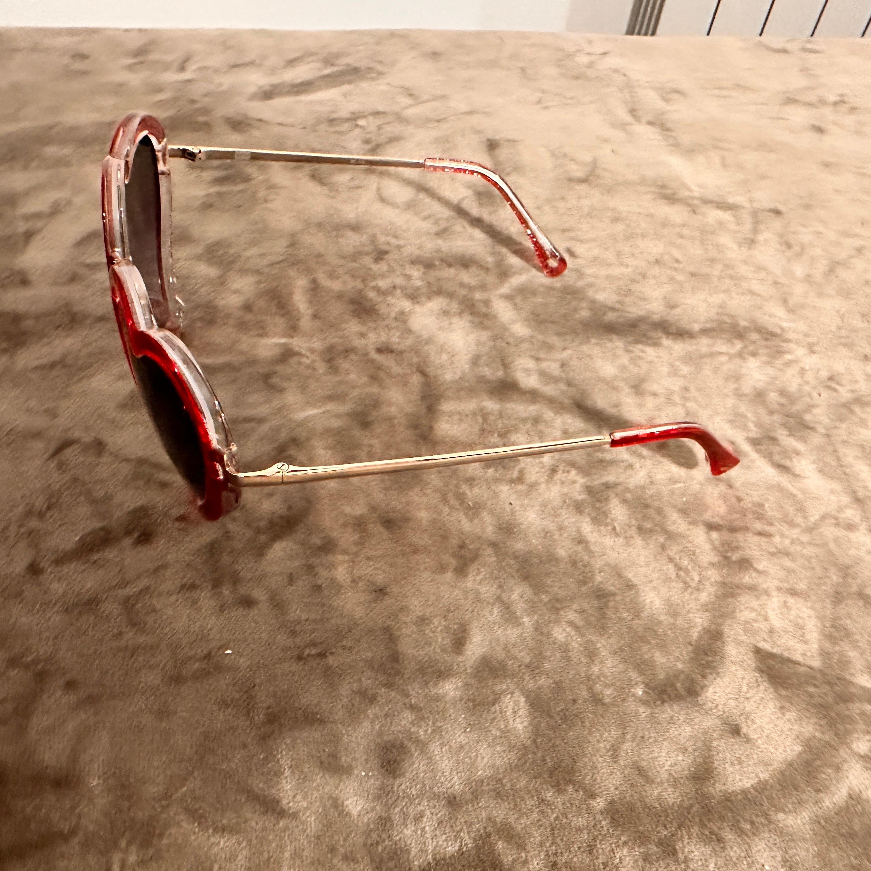 Rote herzförmige Vintage-Sonnenbrille mit kühnrotem Rahmen von Linda Farrow im Angebot 1