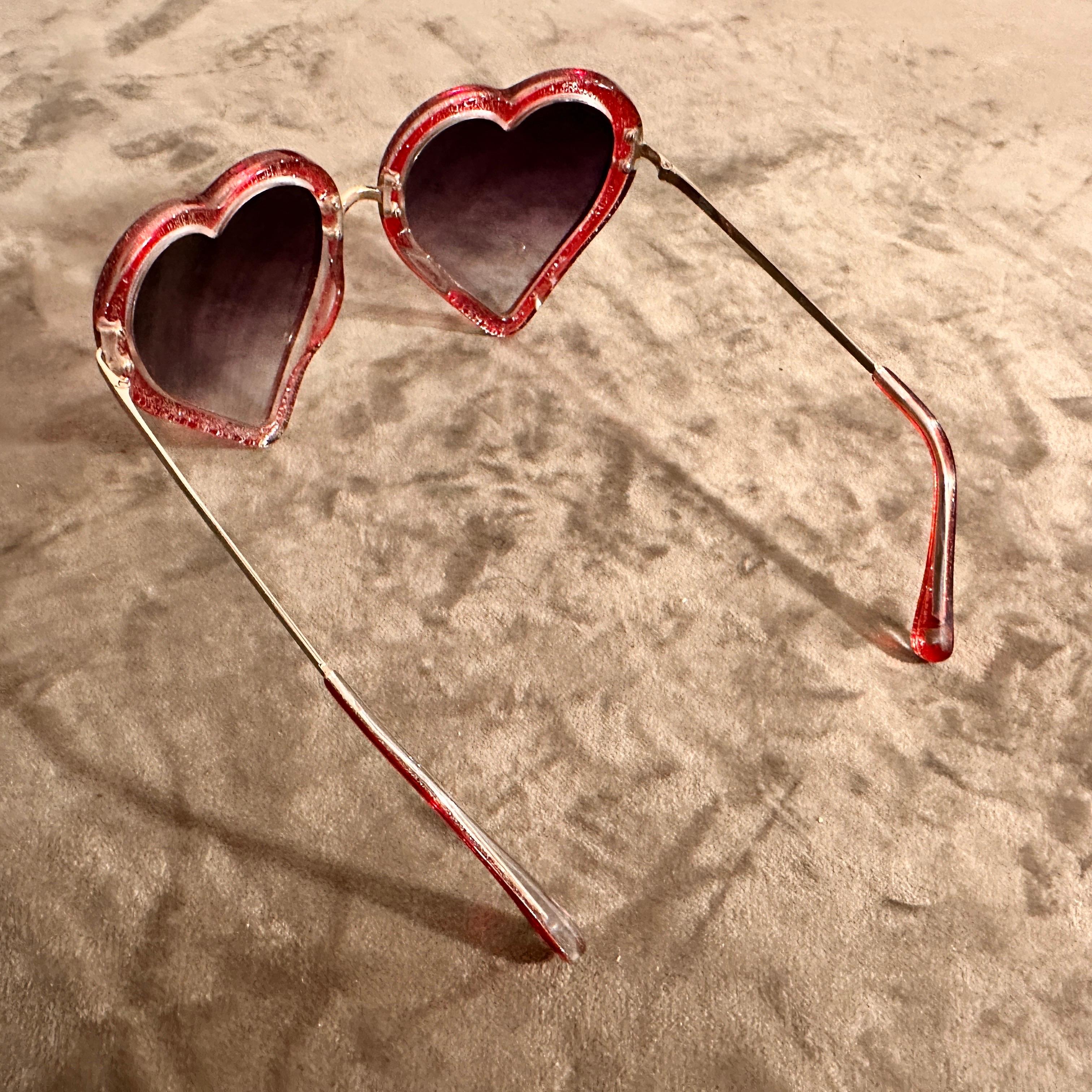 Rote herzförmige Vintage-Sonnenbrille mit kühnrotem Rahmen von Linda Farrow im Angebot 2