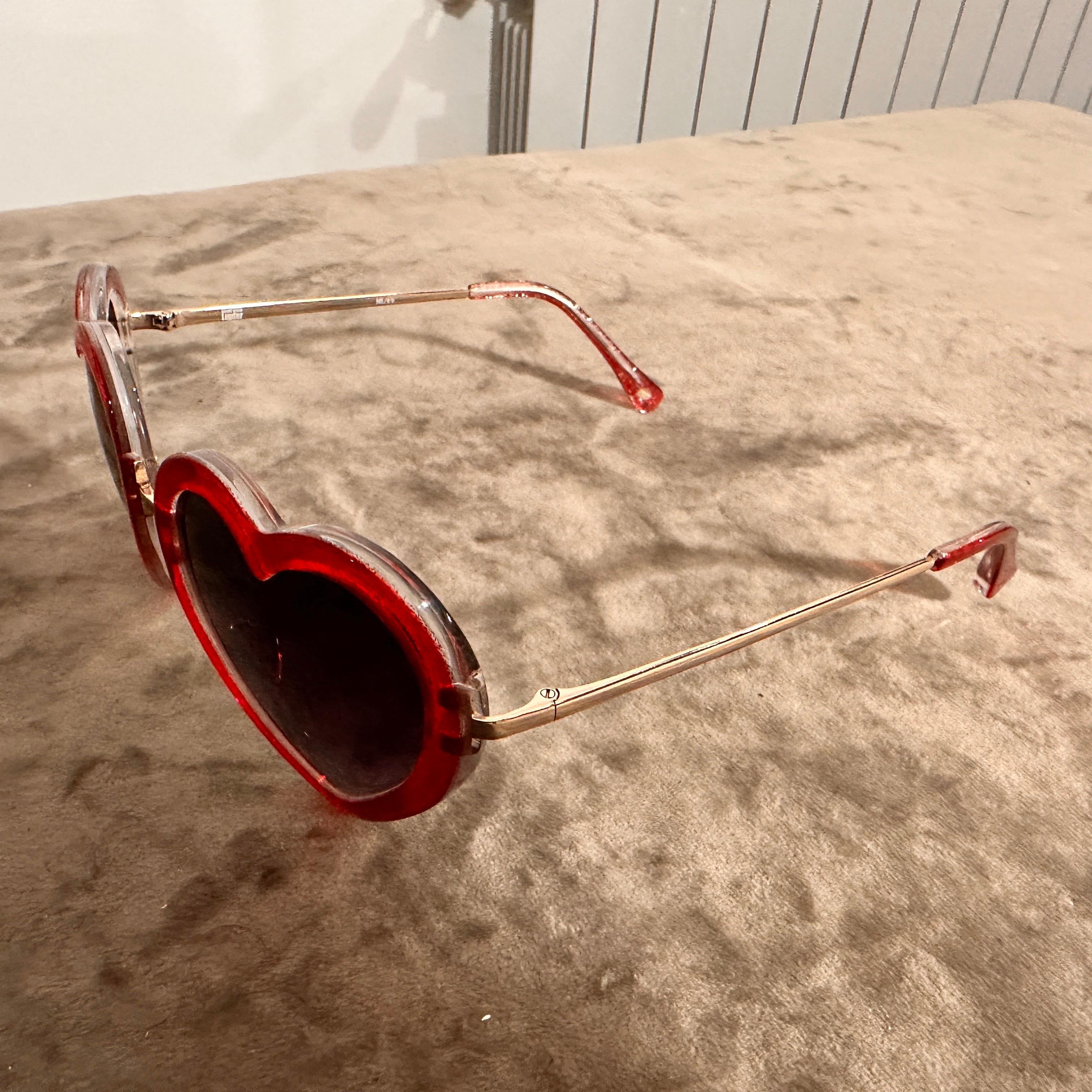 Rote herzförmige Vintage-Sonnenbrille mit kühnrotem Rahmen von Linda Farrow im Angebot 4