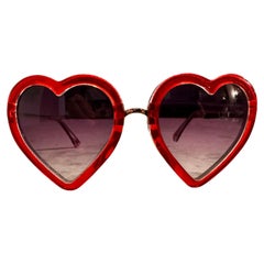 Rote herzförmige Vintage-Sonnenbrille mit kühnrotem Rahmen von Linda Farrow