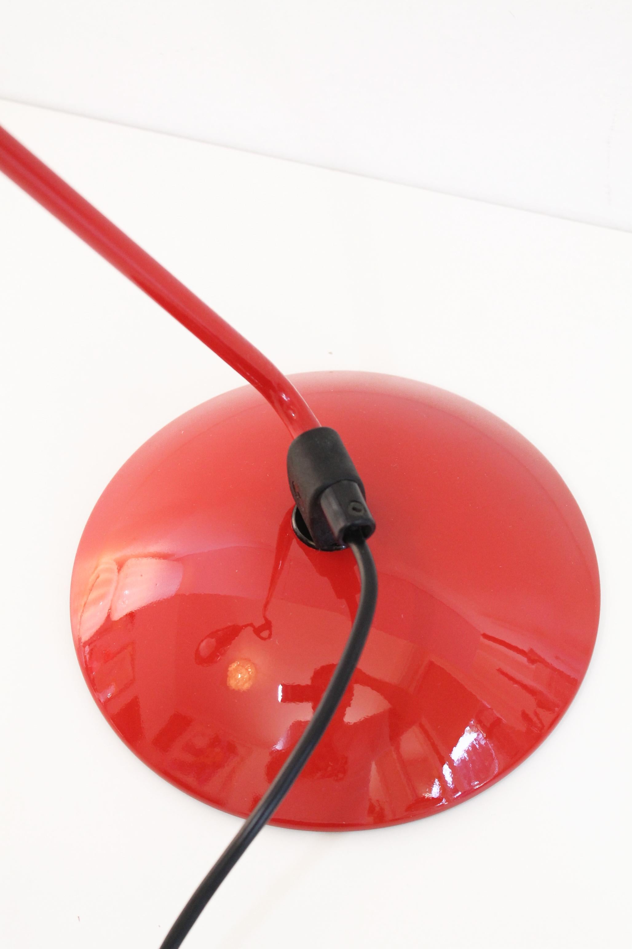 Métal Lampe de bureau Igloo rouge vintage de Tommaso Cimini pour Lumina, années 1980. Excellent !  en vente