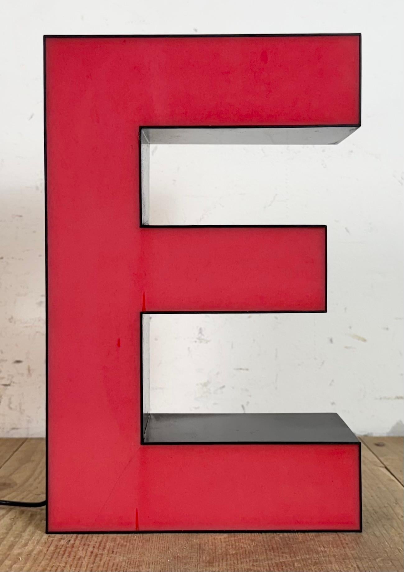 Vintage Rot Leuchtbuchstabe E , 1970er Jahre (Industriell) im Angebot