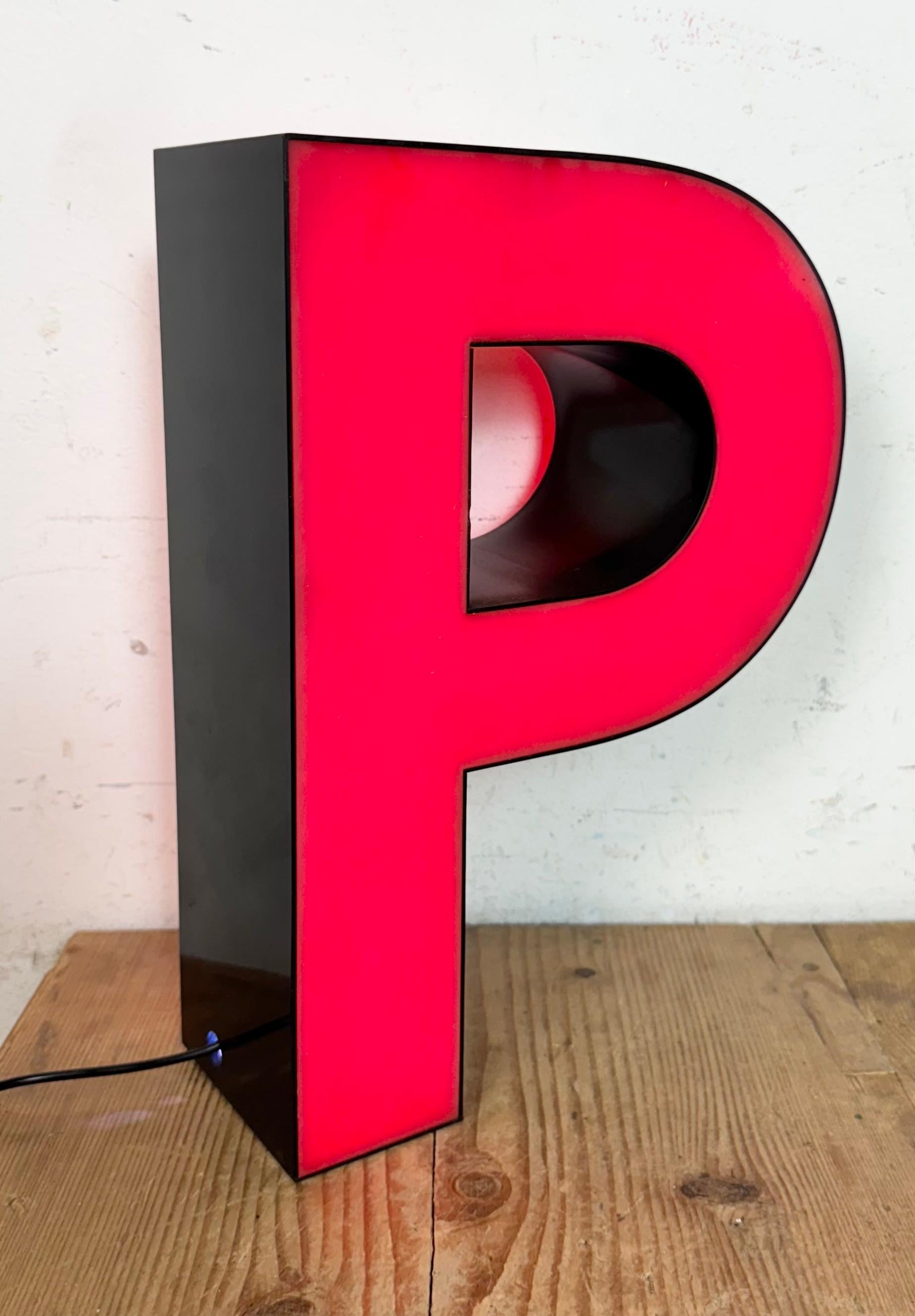 Vintage Rot beleuchteter Buchstabe P , 1970er Jahre im Angebot 5