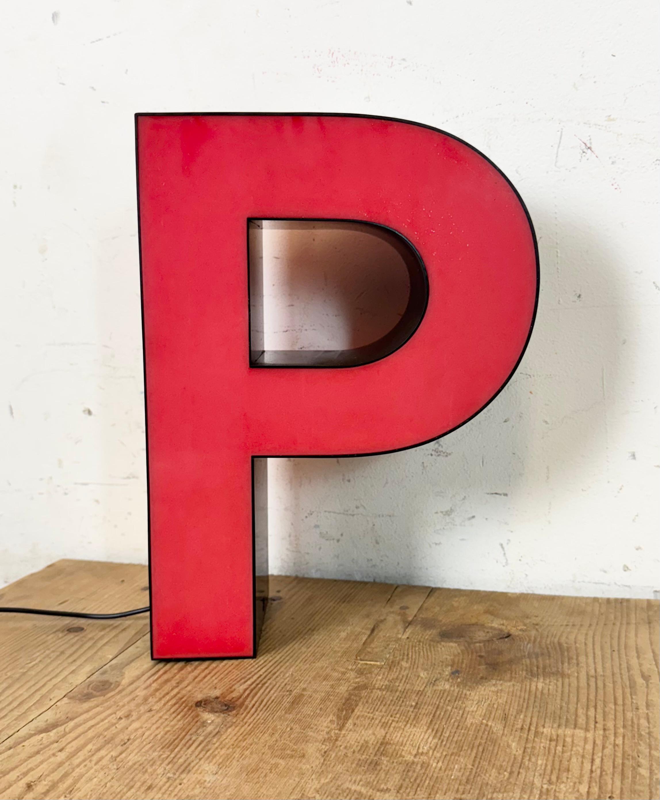 Dieser alte rote Leuchtbuchstabe P wurde in den 1970er Jahren in Italien hergestellt und stammt von einem alten Werbebanner eines alten Teppichgeschäfts in Turin. Es hat einen schwarzen Eisenrahmen mit roter Kunststoffschrift. Der Brief ist mit