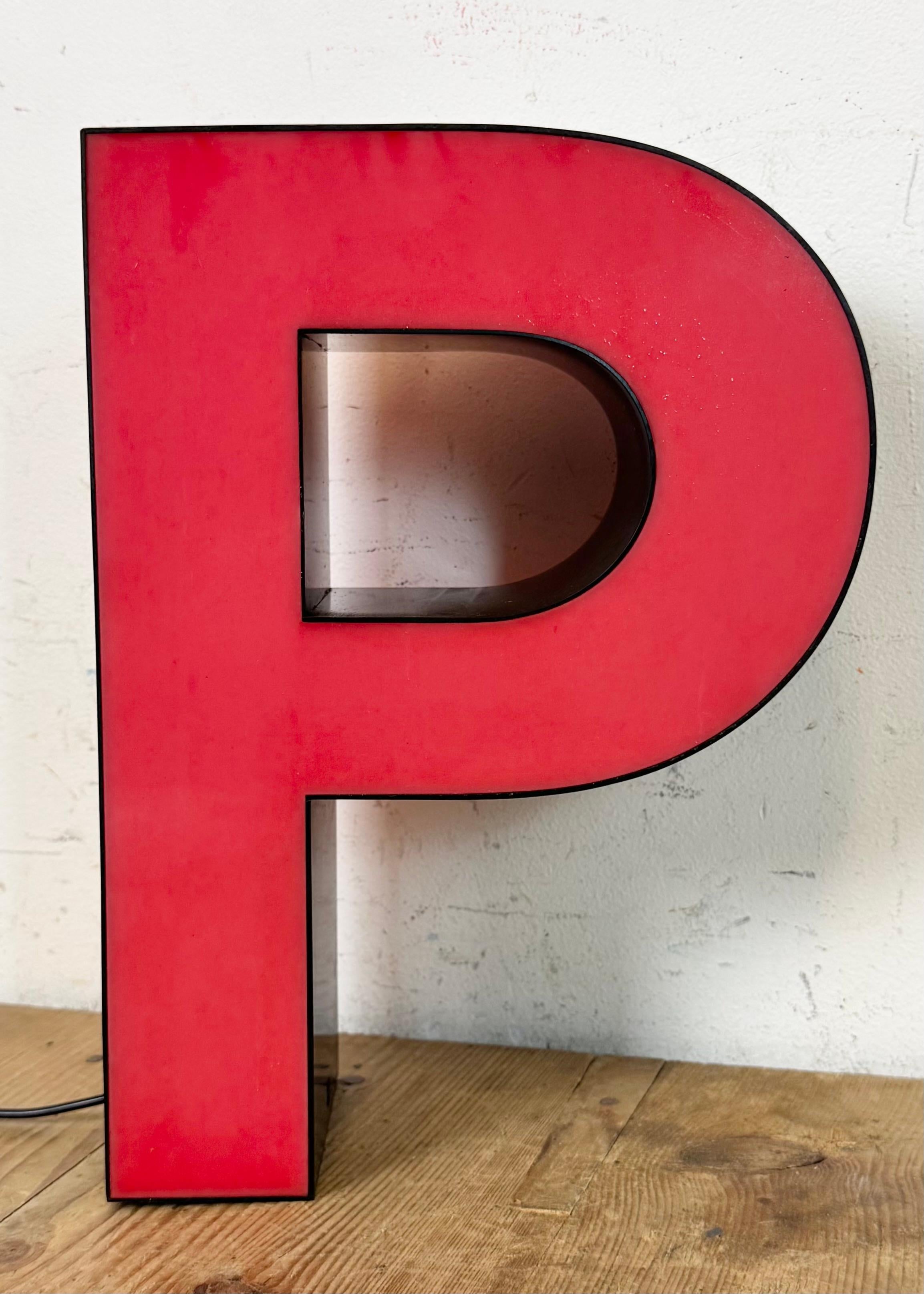 Vintage Rot beleuchteter Buchstabe P , 1970er Jahre im Zustand „Gut“ im Angebot in Kojetice, CZ