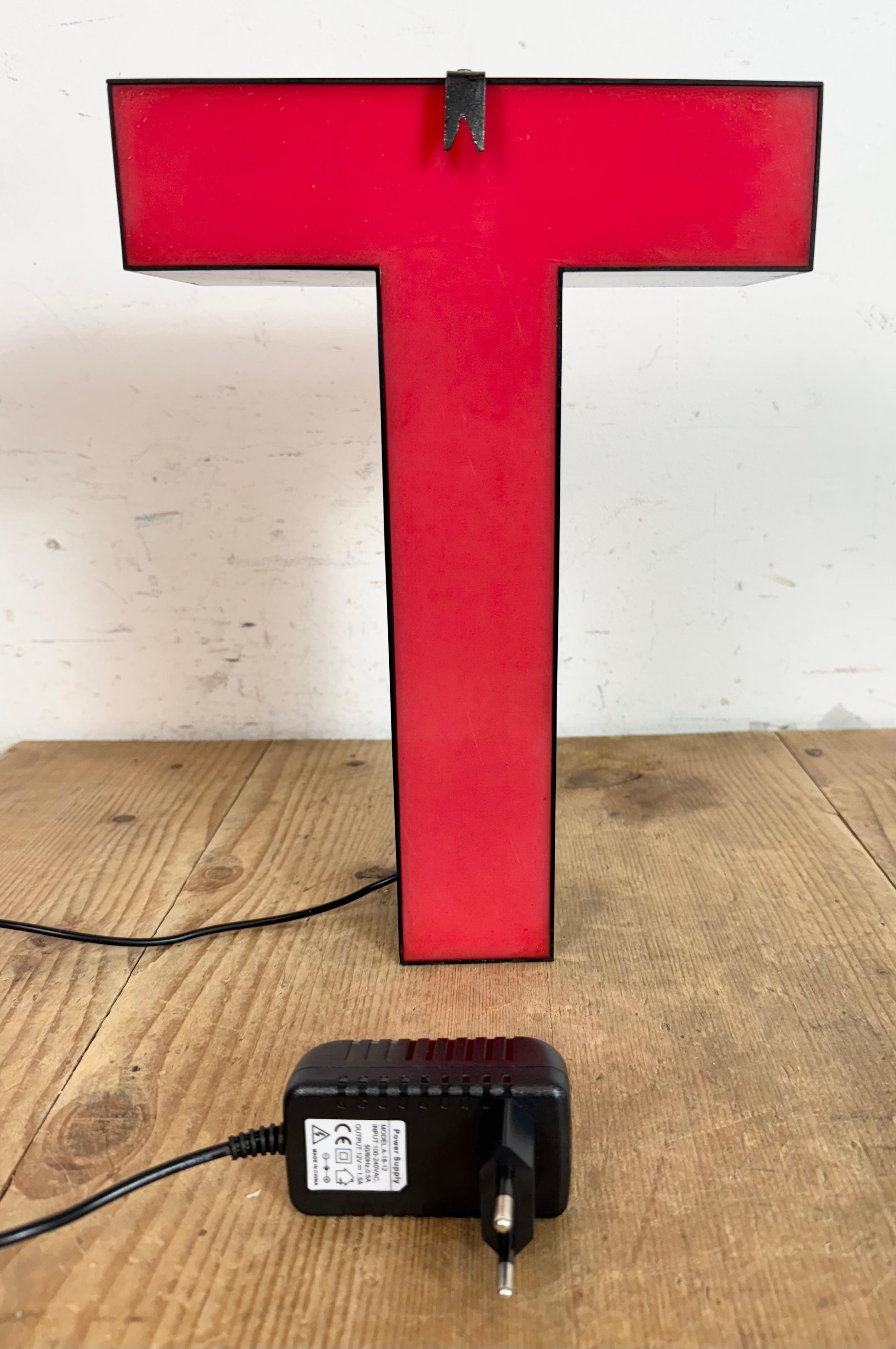 Vintage Rot Leuchtbuchstabe T , 1970er Jahre im Angebot 4