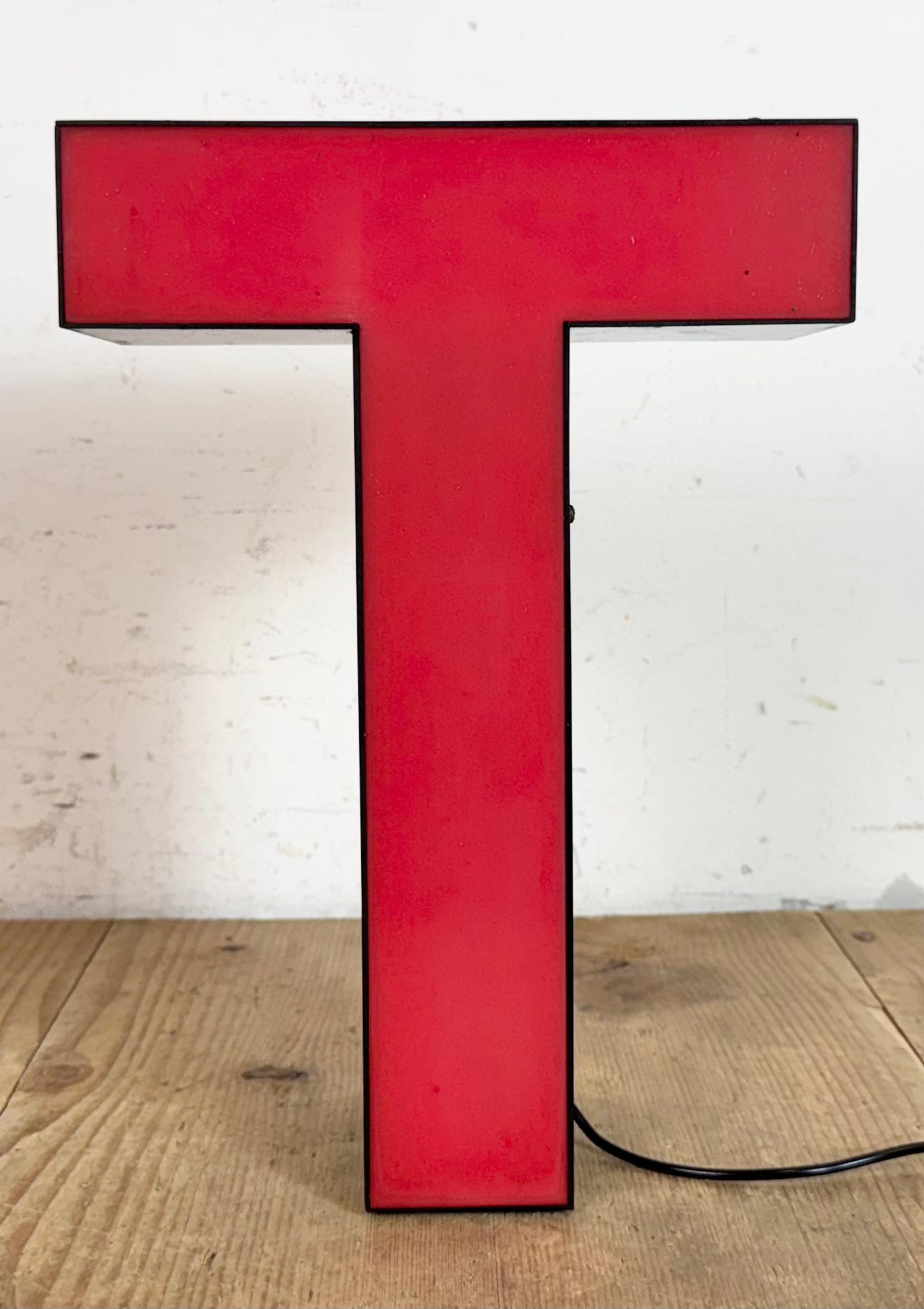 Vintage Rot Leuchtbuchstabe T , 1970er Jahre (Industriell) im Angebot