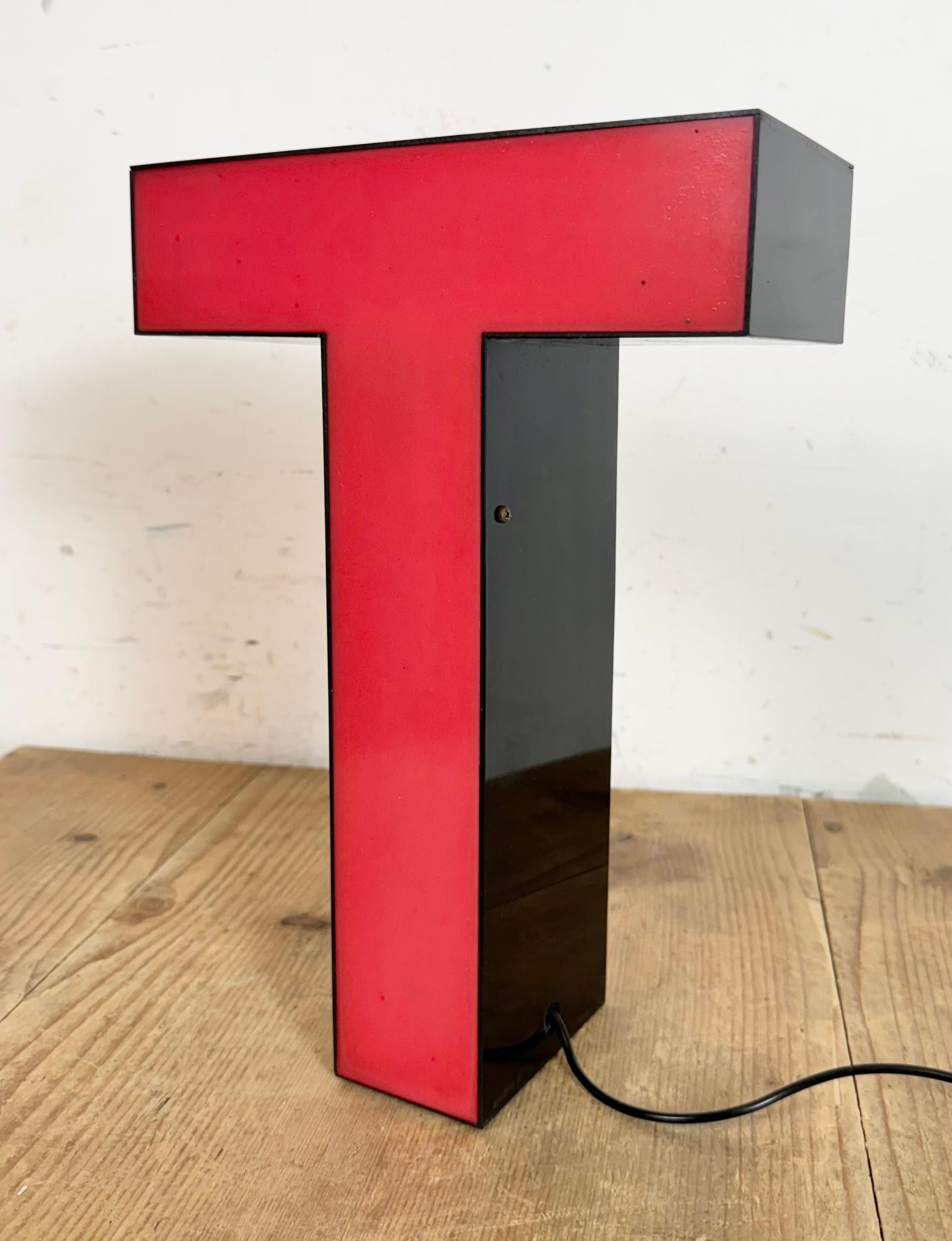 Vintage Rot Leuchtbuchstabe T , 1970er Jahre (Italienisch) im Angebot