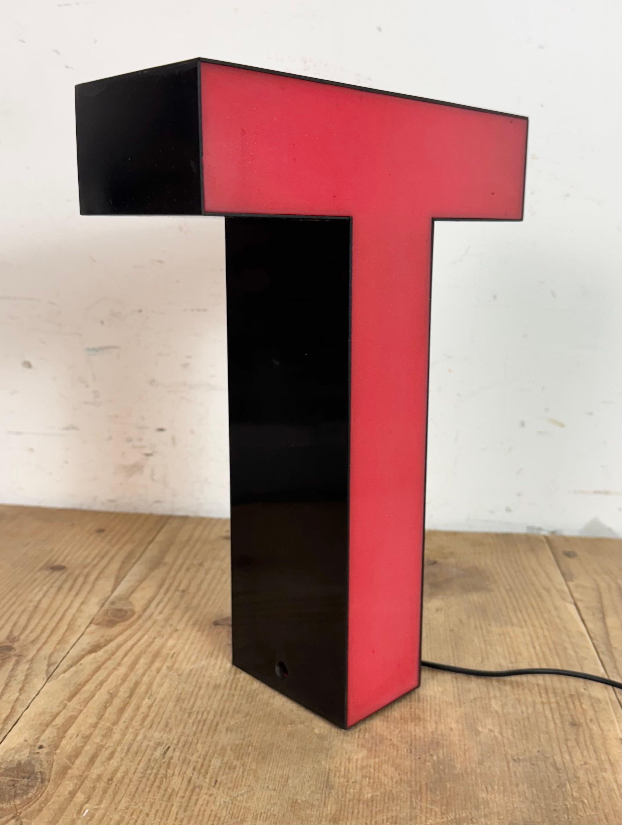 Vintage Rot Leuchtbuchstabe T , 1970er Jahre im Zustand „Gut“ im Angebot in Kojetice, CZ