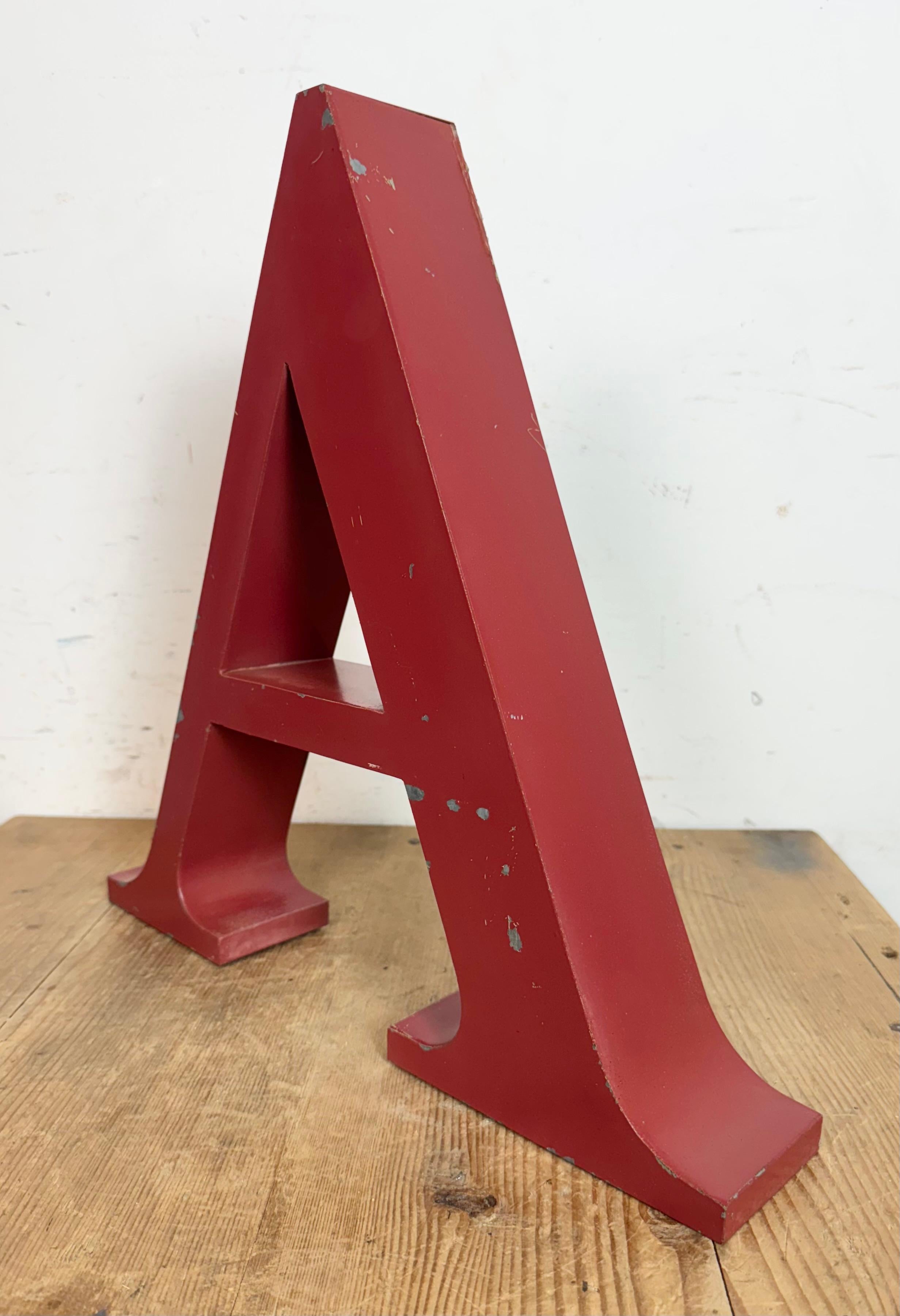 Fachada de hierro rojo vintage Letra A ,  1970s Industrial en venta