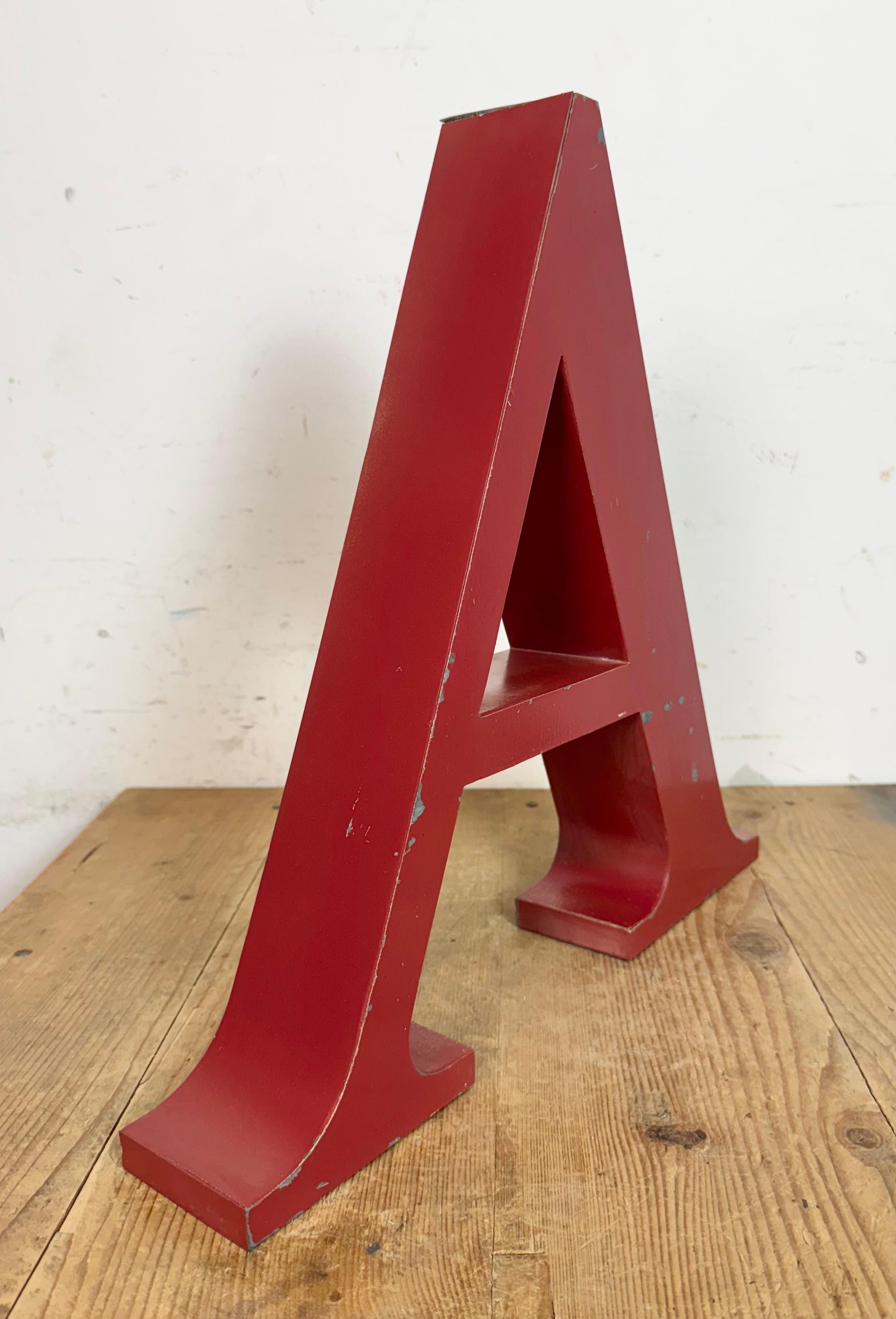 Fachada de hierro rojo vintage Letra A ,  1970s Español en venta
