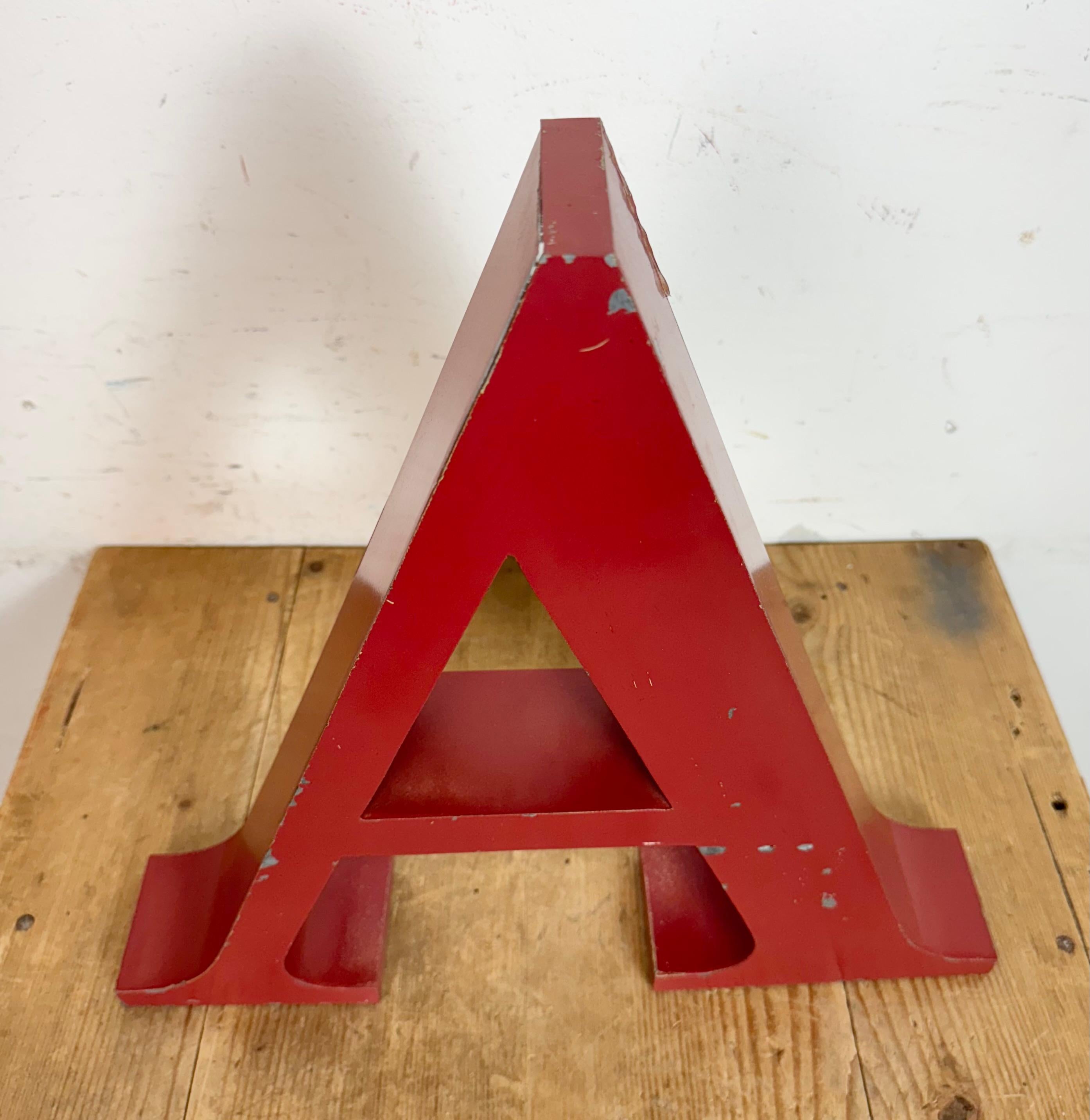 Fachada de hierro rojo vintage Letra A ,  1970s en Bueno estado para la venta en Kojetice, CZ