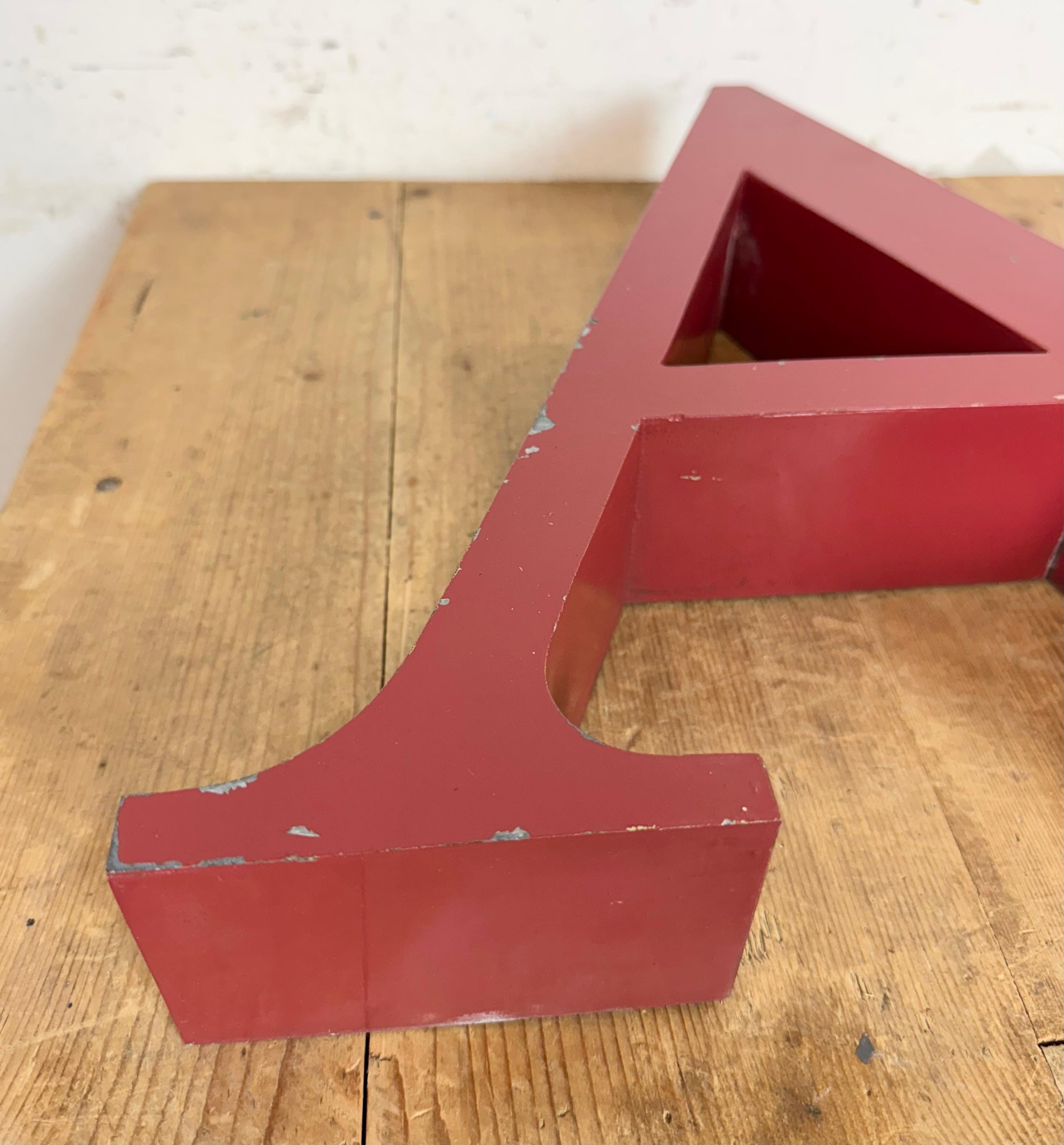 Fachada de hierro rojo vintage Letra A ,  1970s Hierro en venta