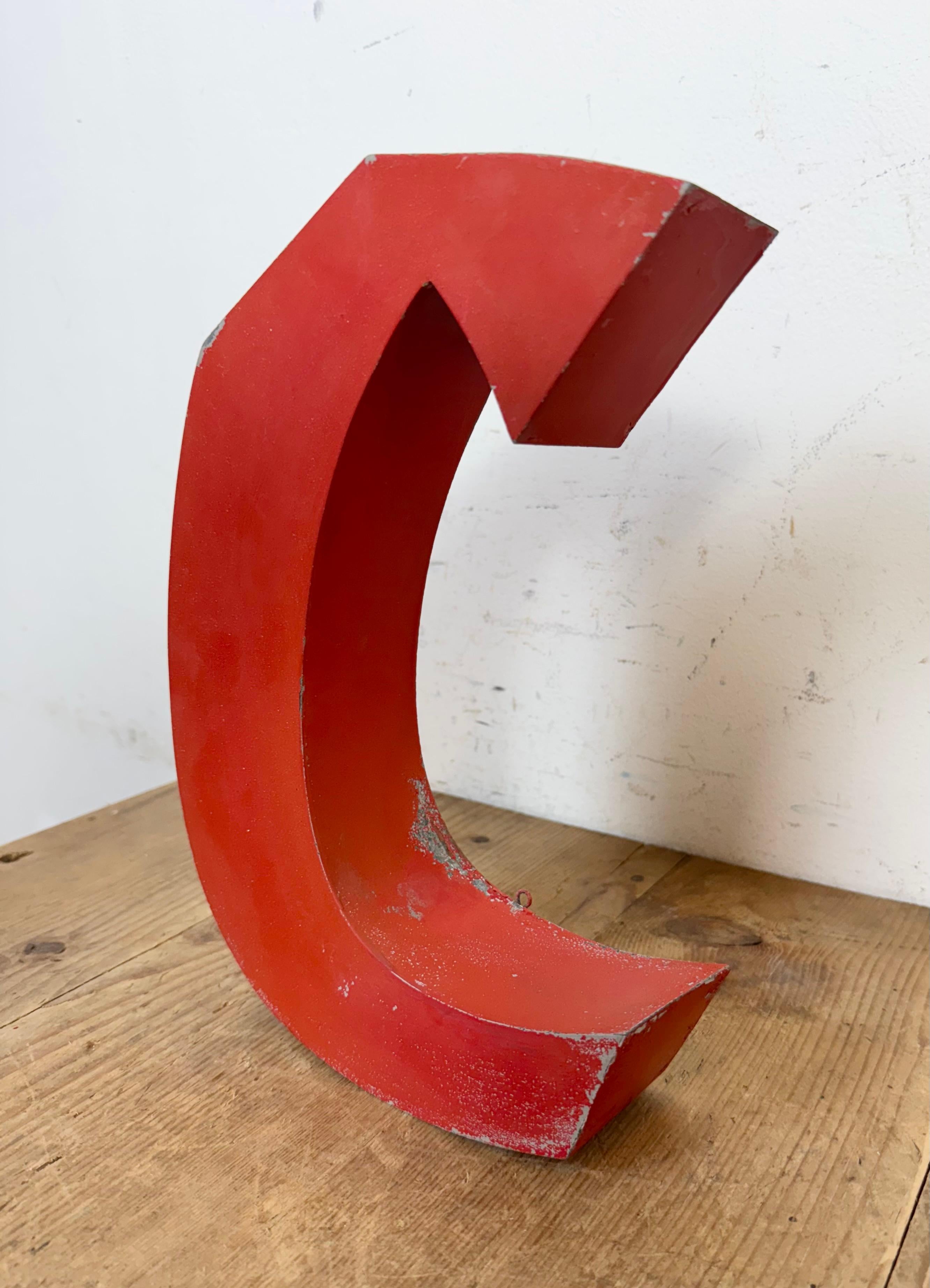 Industriale Lettera C di facciata in ferro rosso vintage, anni '70 in vendita