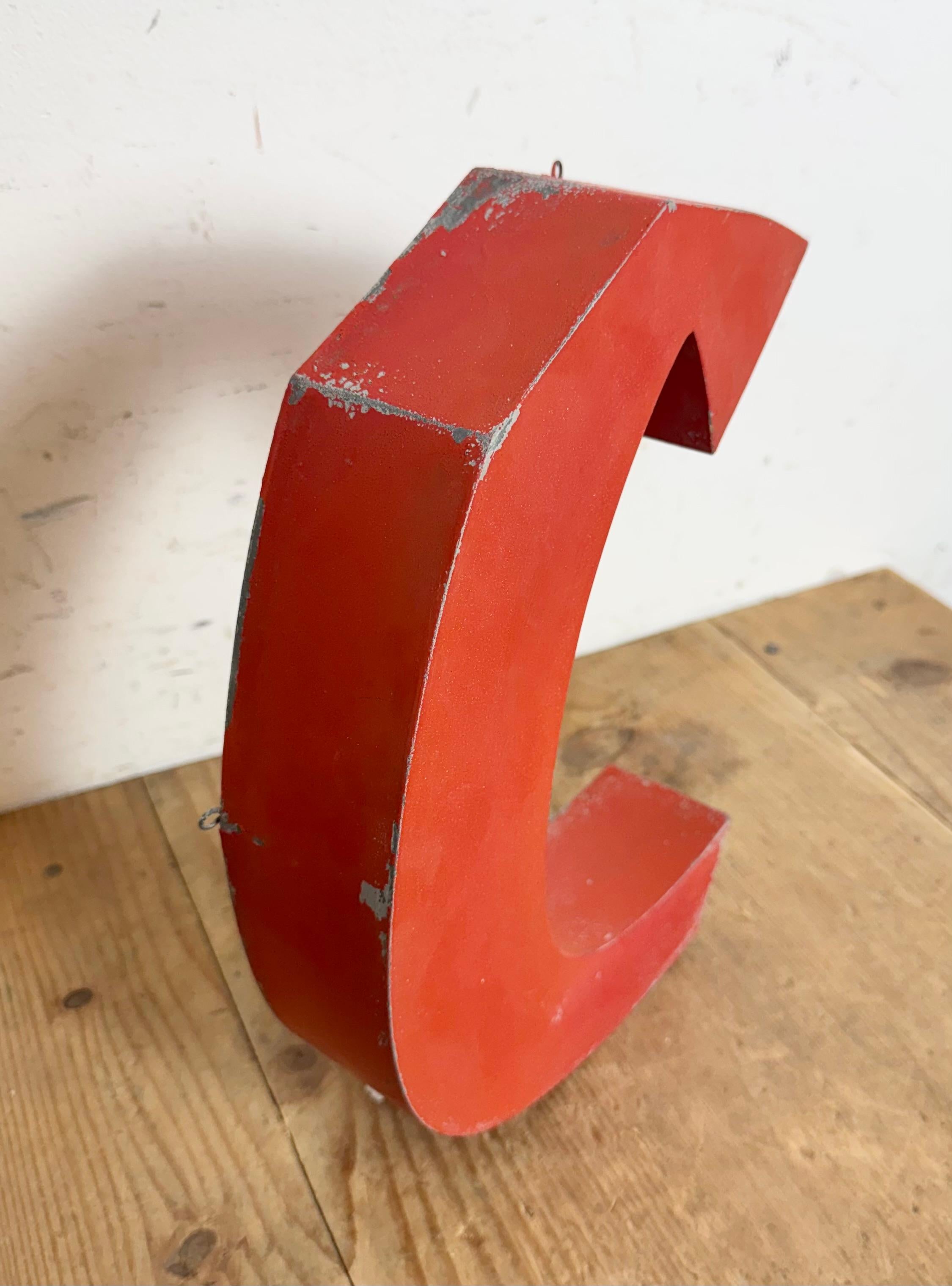 Francese Lettera C di facciata in ferro rosso vintage, anni '70 in vendita