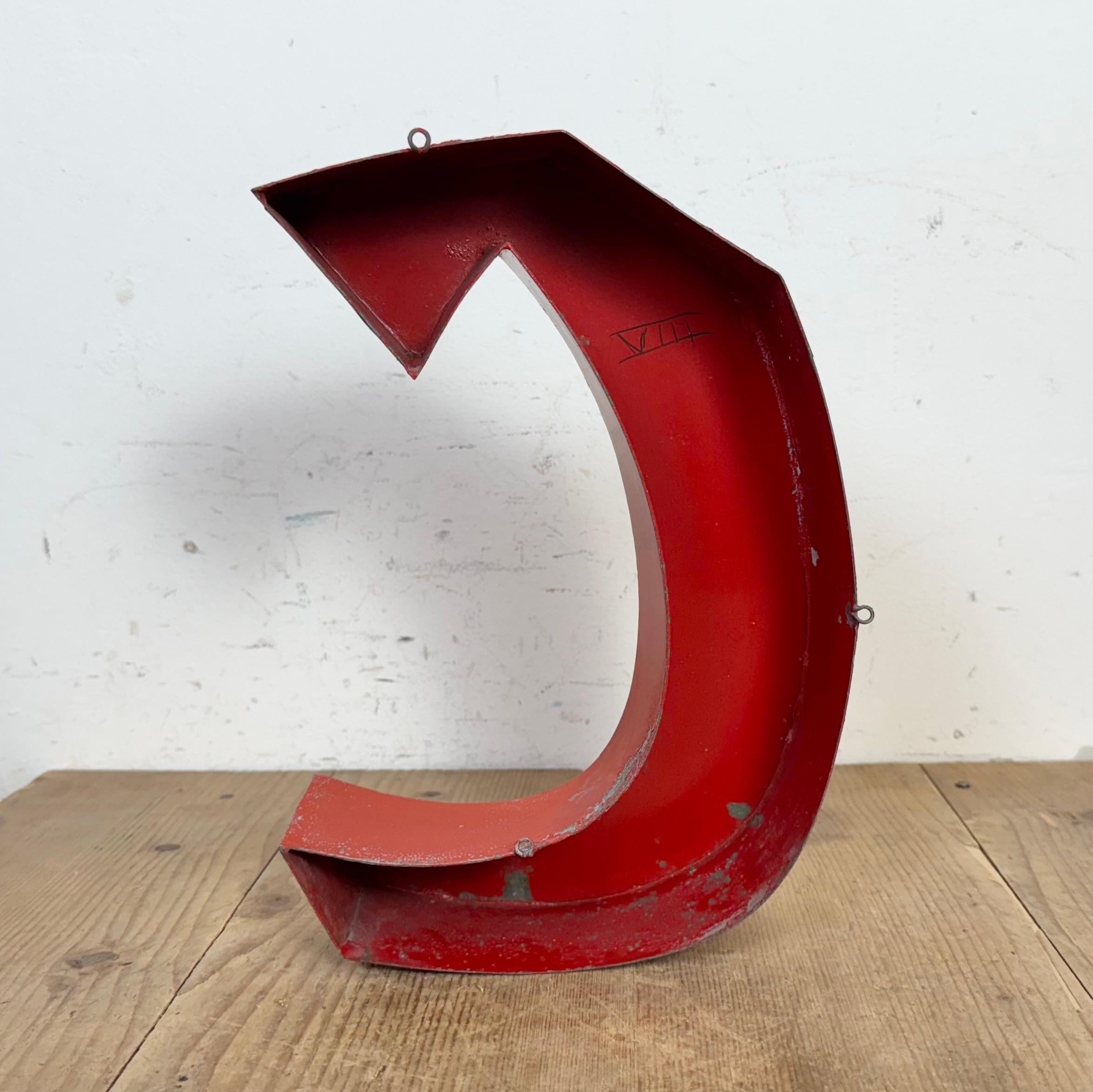 Lettera C di facciata in ferro rosso vintage, anni '70 In condizioni buone in vendita a Kojetice, CZ