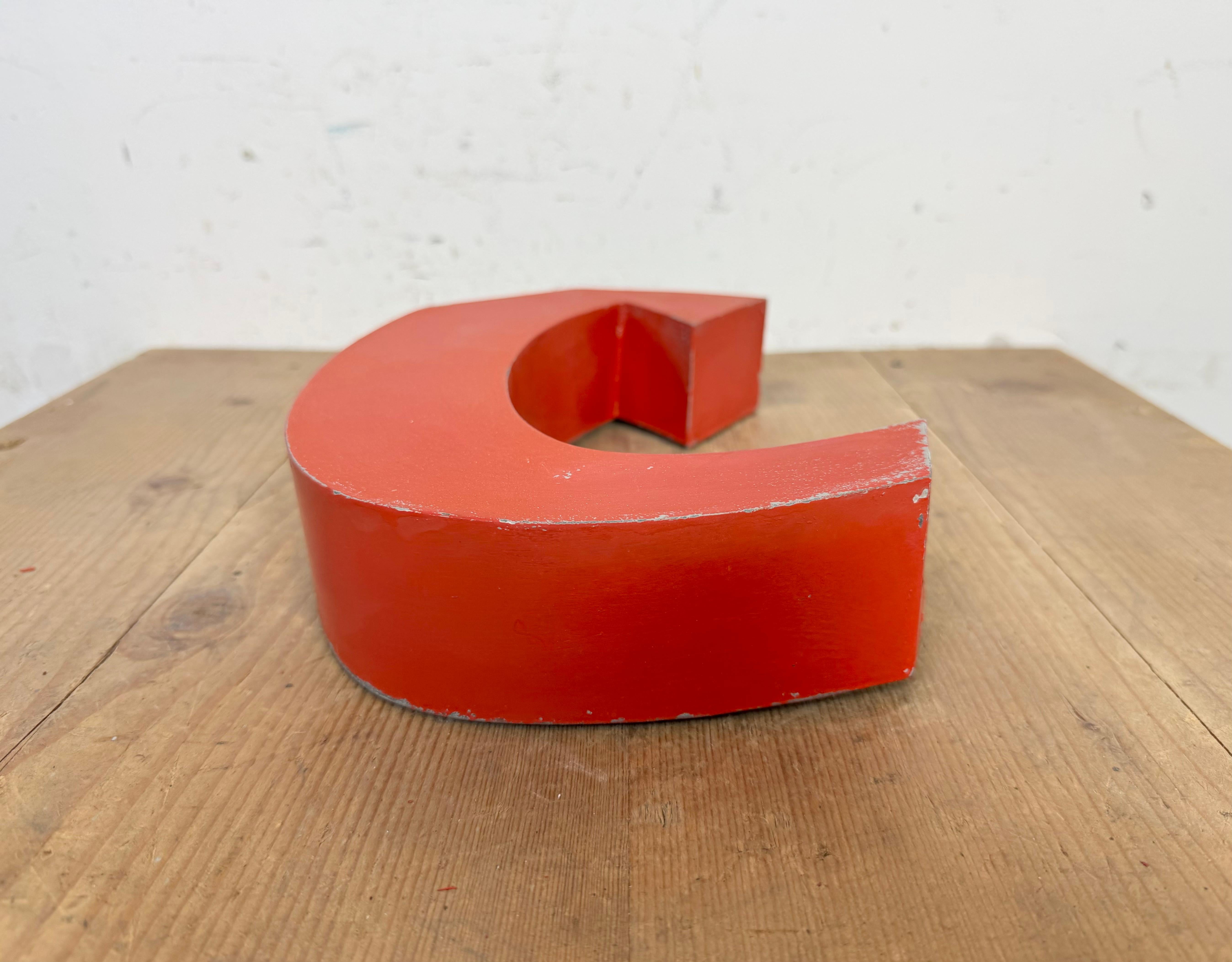 Fine XX secolo Lettera C di facciata in ferro rosso vintage, anni '70 in vendita