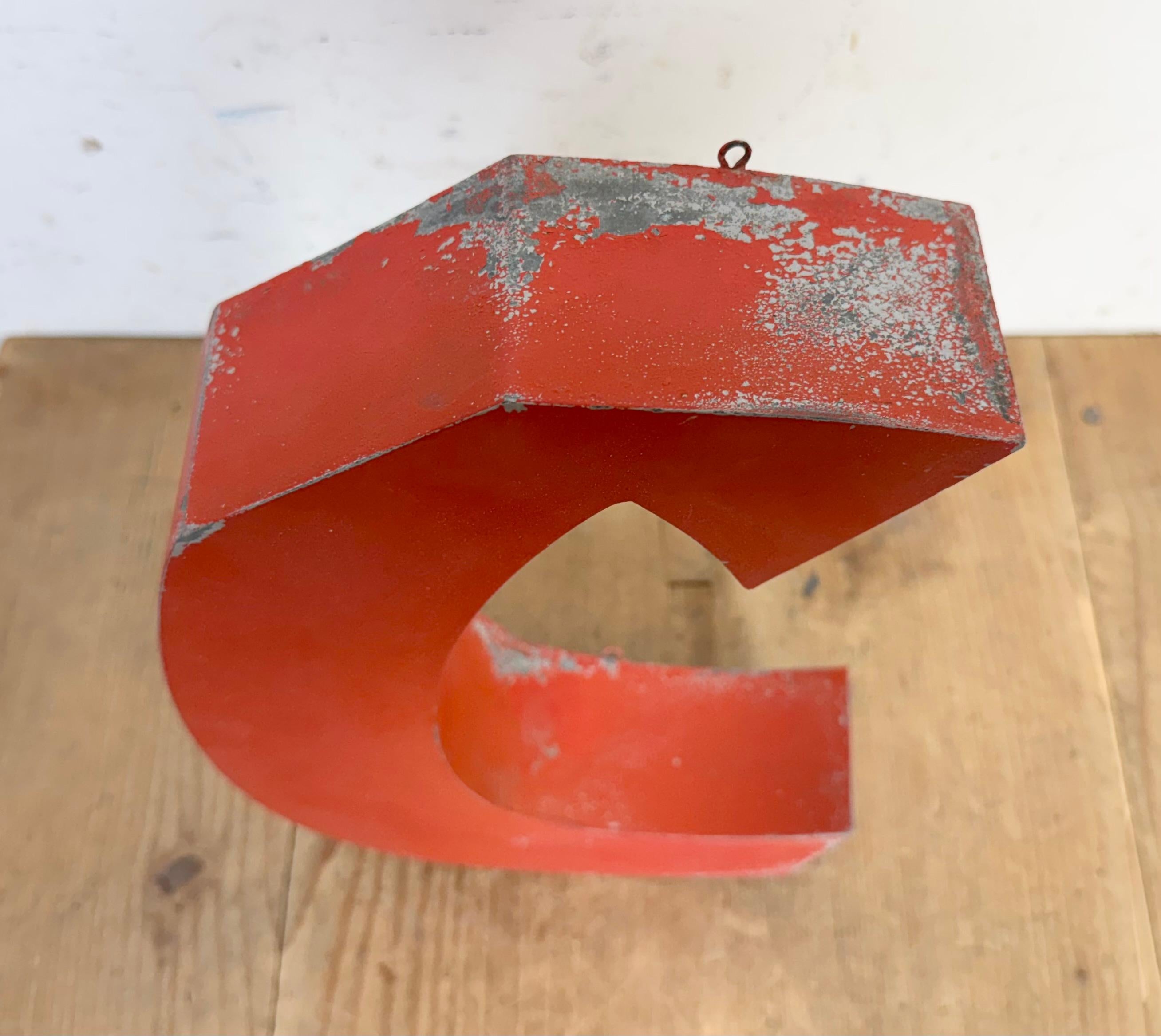 Ferro Lettera C di facciata in ferro rosso vintage, anni '70 in vendita
