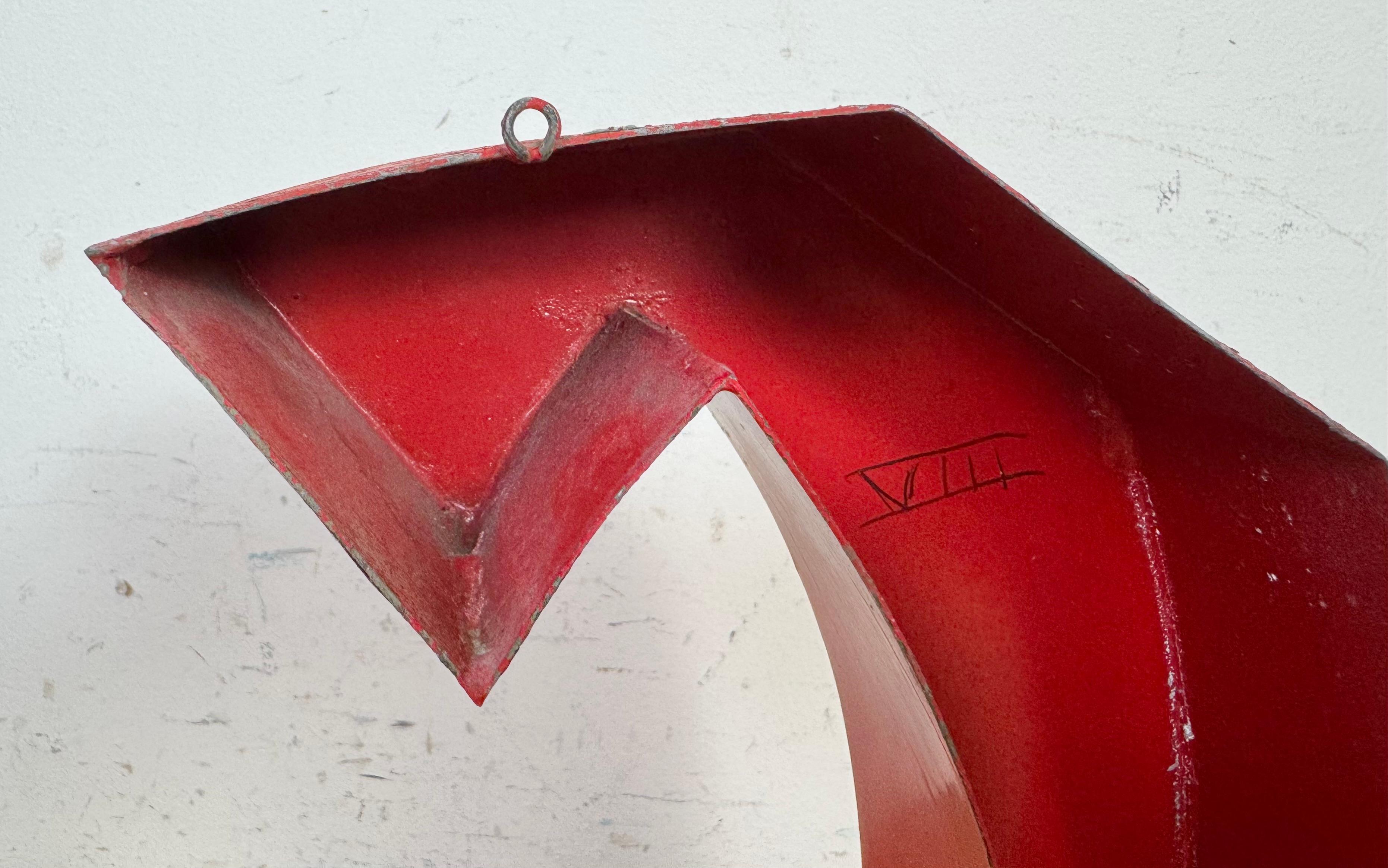 Lettera C di facciata in ferro rosso vintage, anni '70 in vendita 1