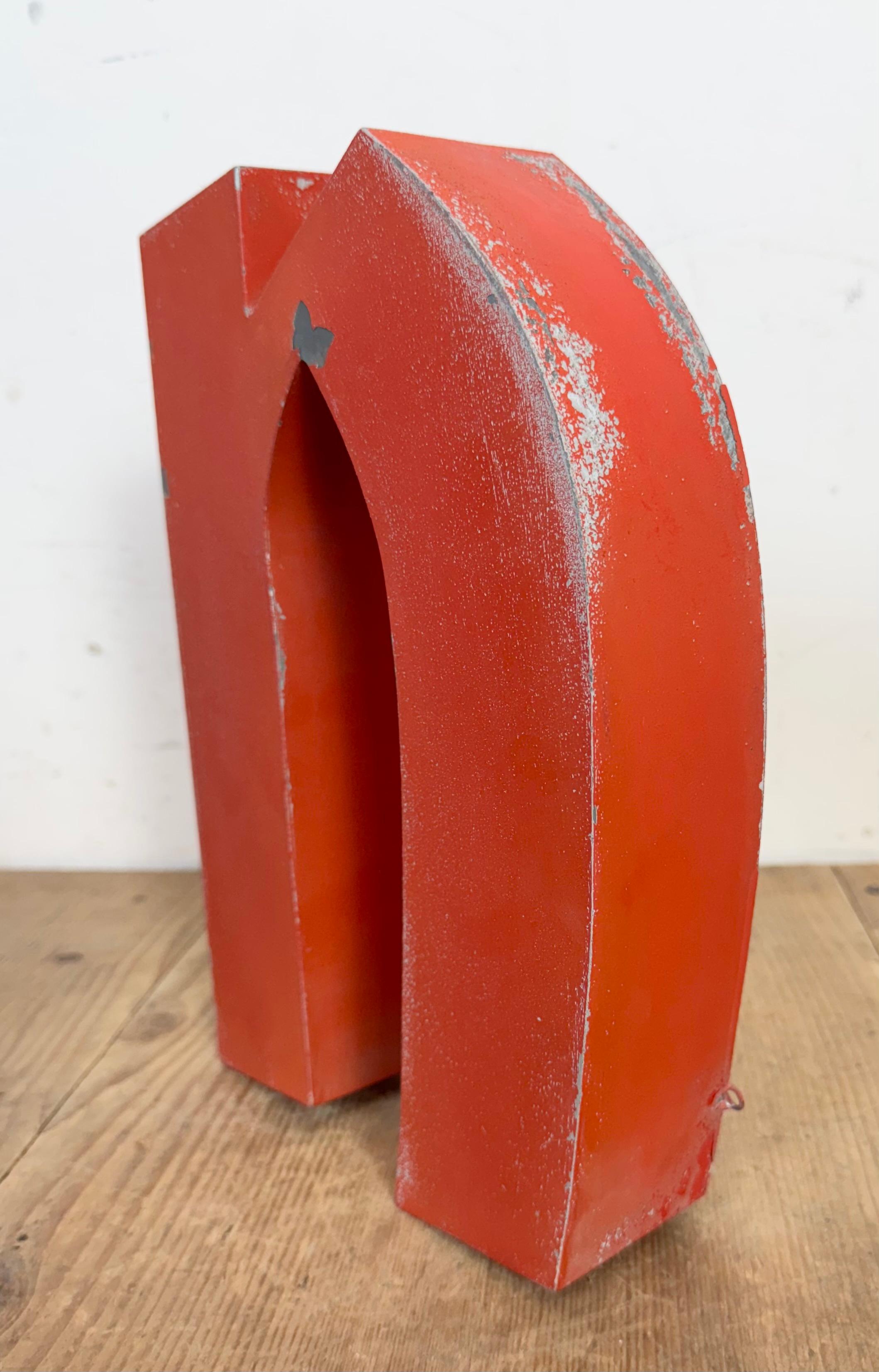 Industriel Lettre N de façade en fer rouge, 1970 en vente