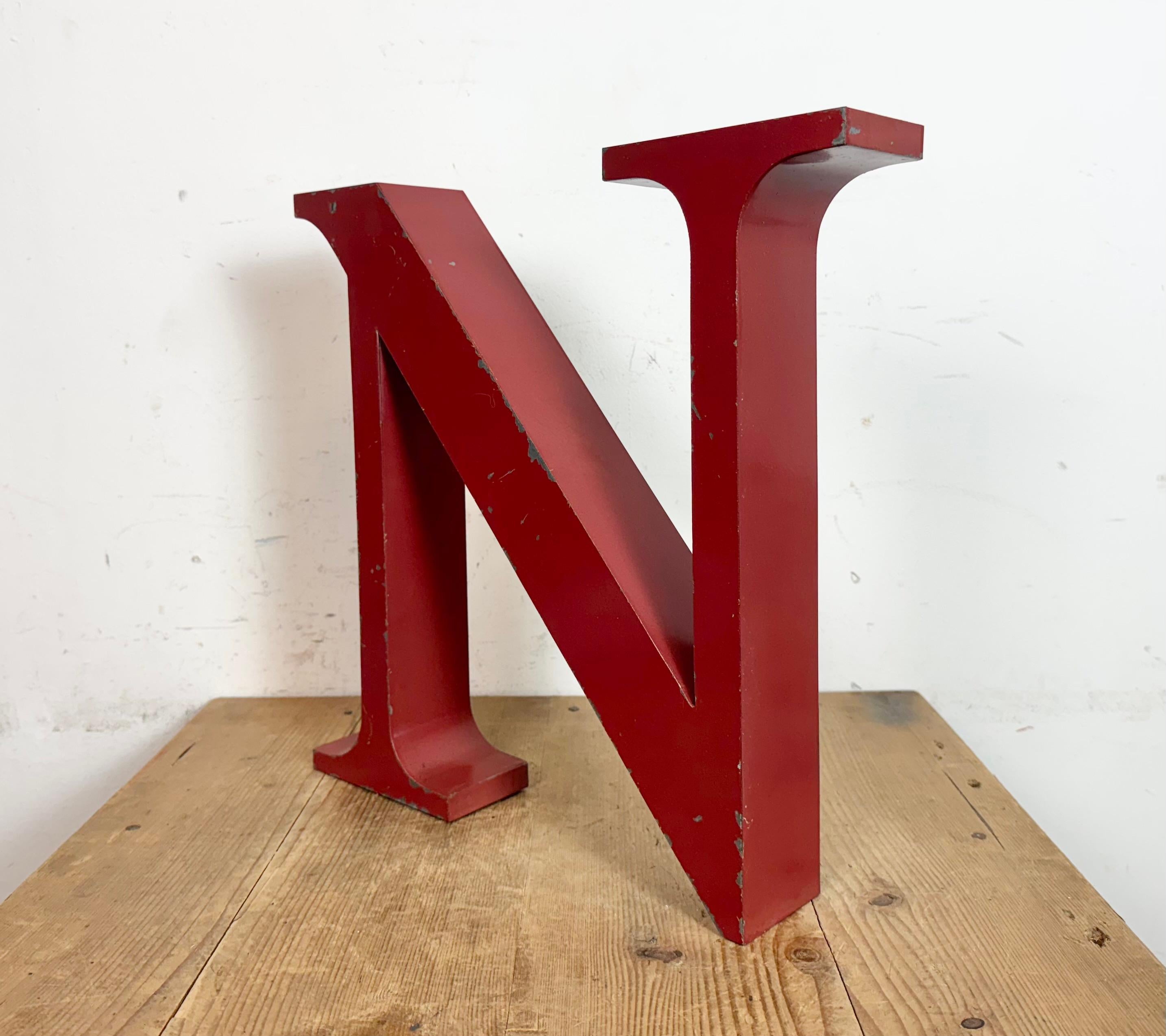 Fachada de hierro rojo vintage Letra N ,  1970s Industrial en venta