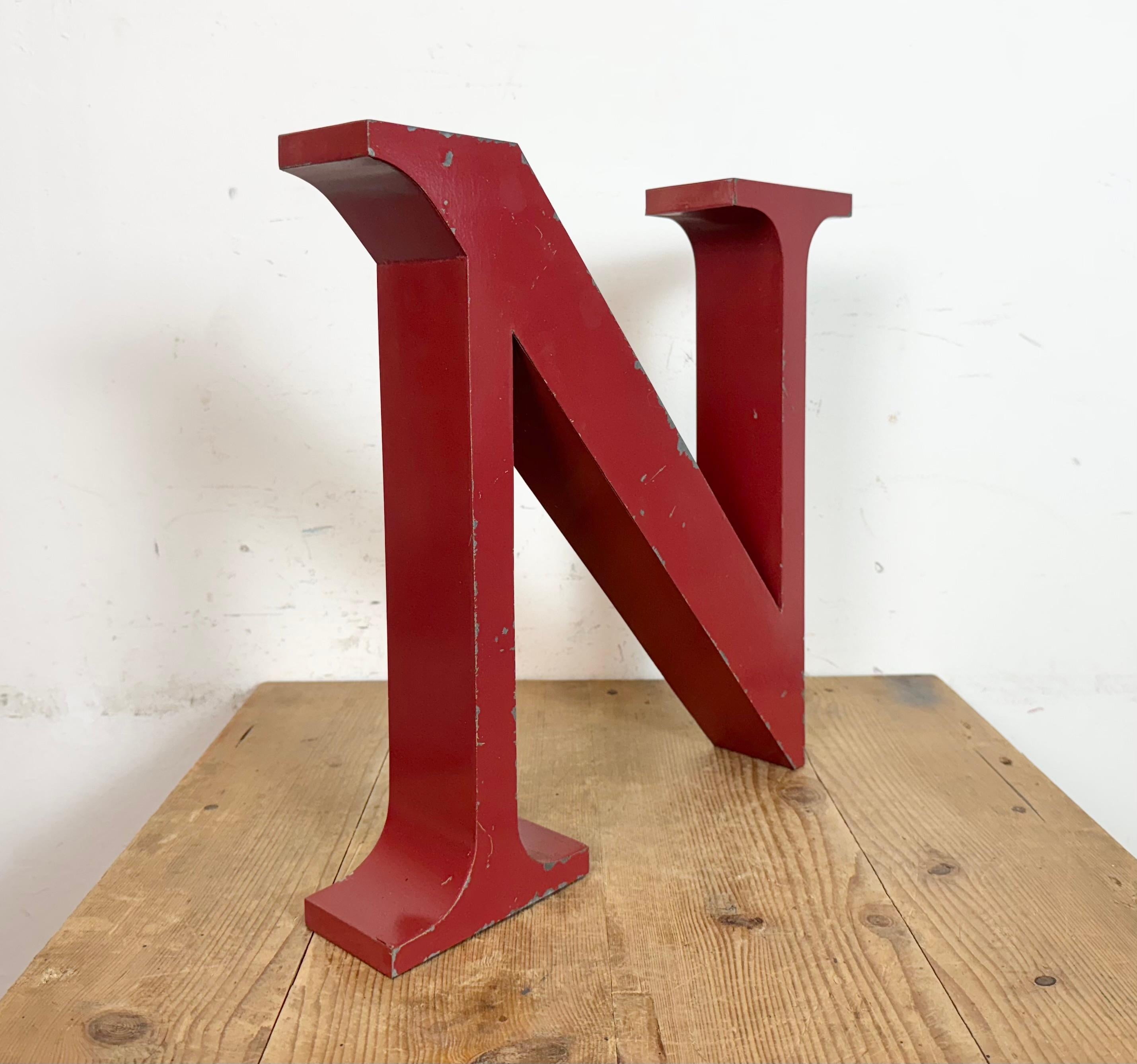 Fachada de hierro rojo vintage Letra N ,  1970s Español en venta