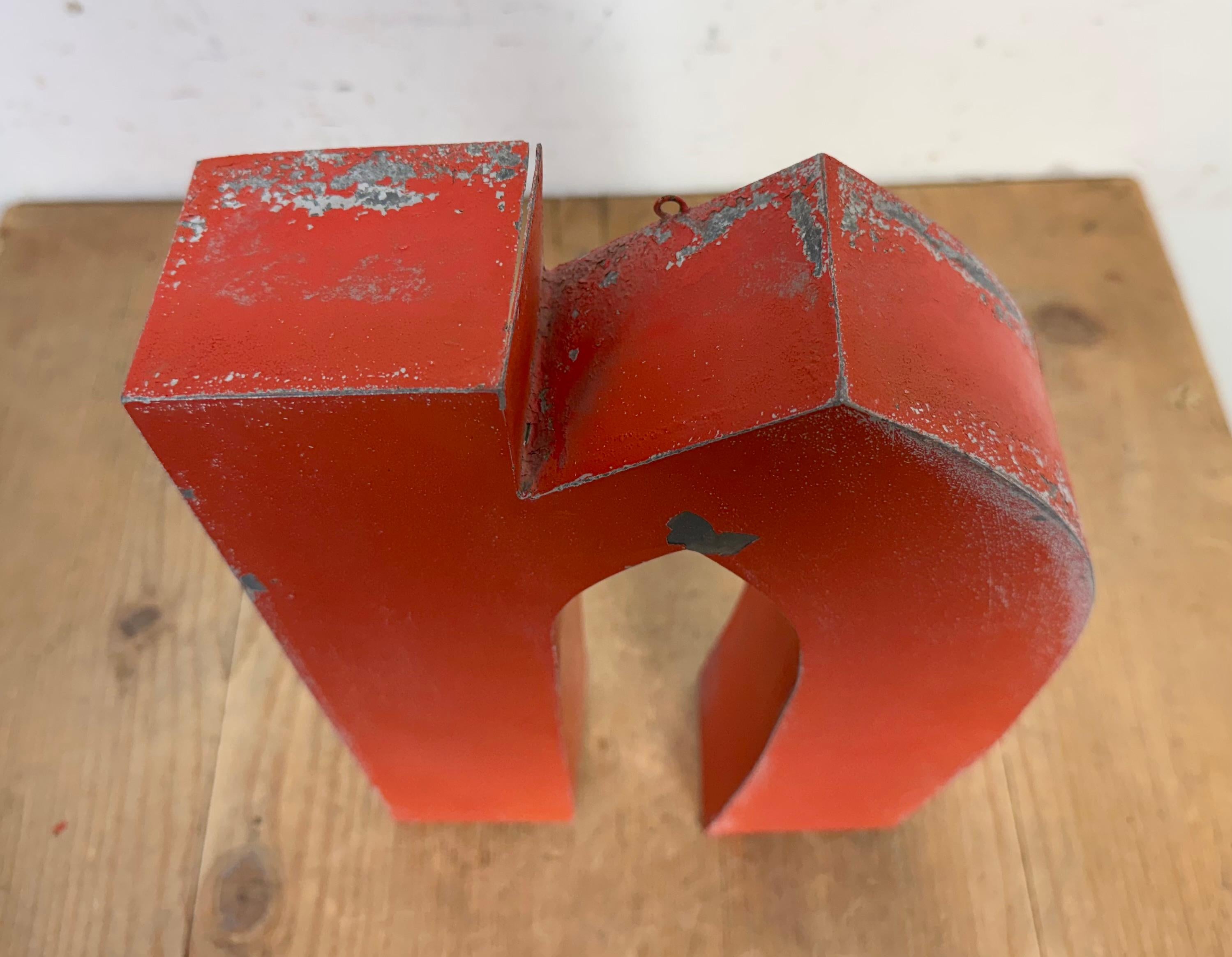 Lettre N de façade en fer rouge, 1970 Bon état - En vente à Kojetice, CZ