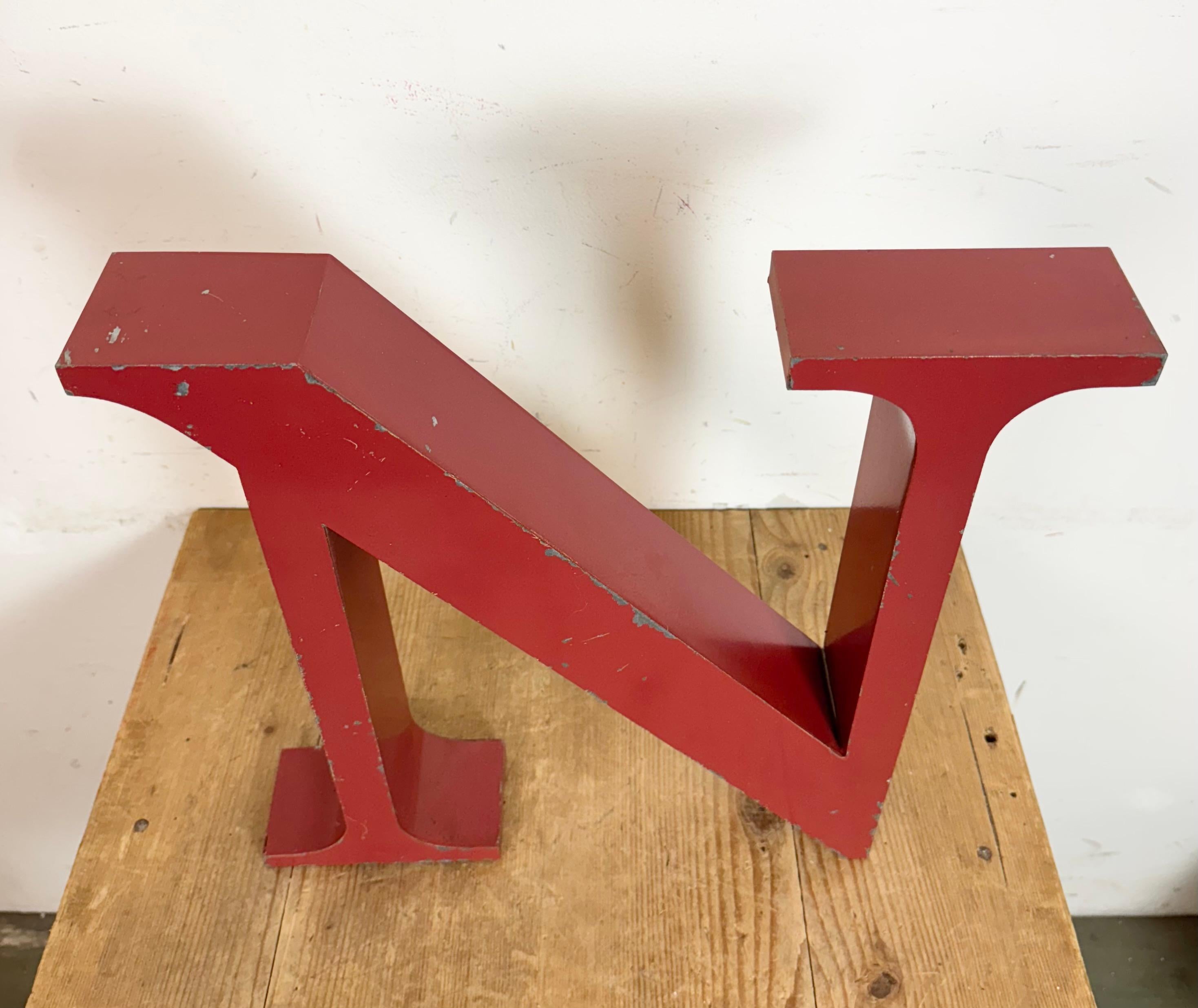 Fachada de hierro rojo vintage Letra N ,  1970s en Bueno estado para la venta en Kojetice, CZ