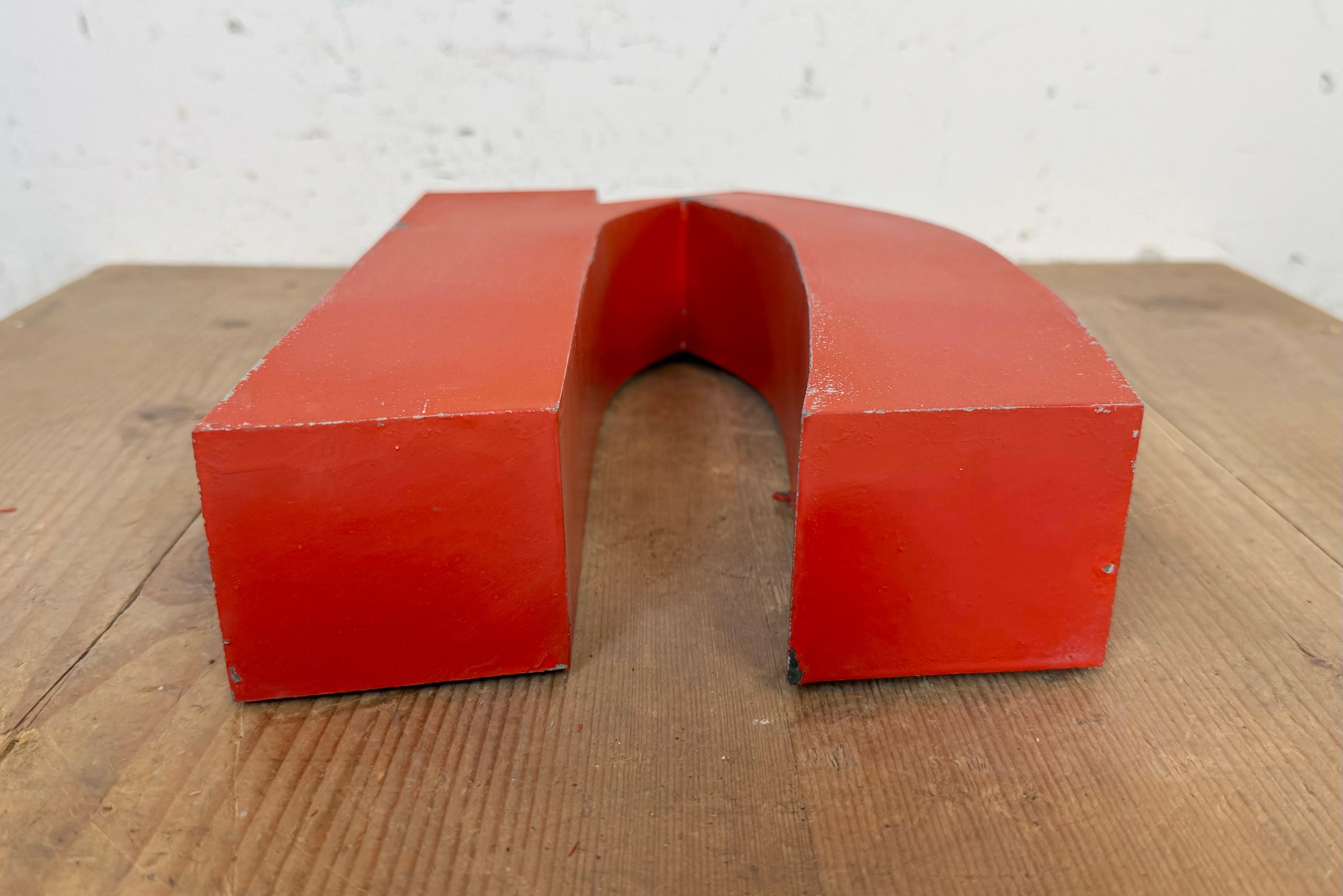 Fin du 20e siècle Lettre N de façade en fer rouge, 1970 en vente