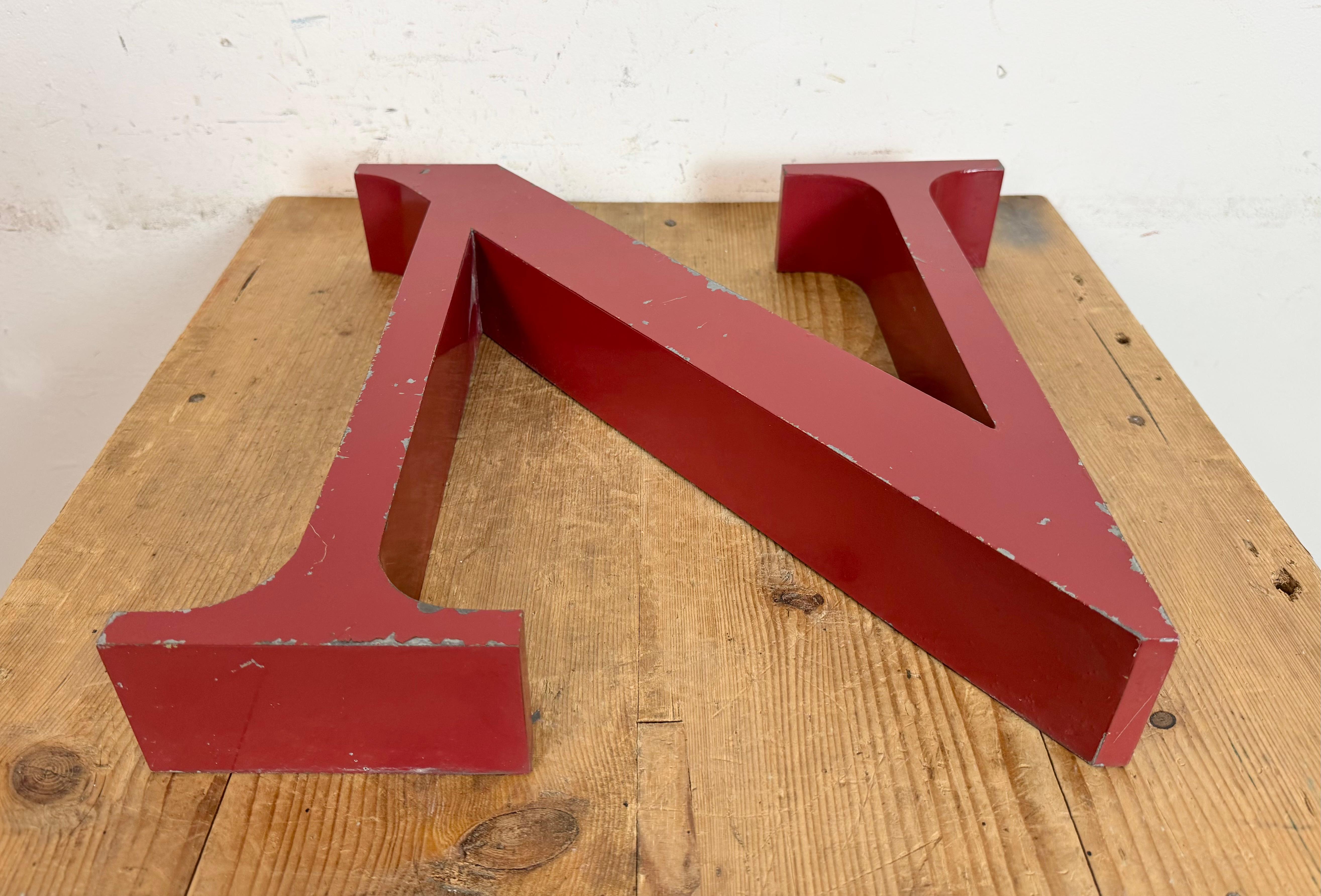 Fachada de hierro rojo vintage Letra N ,  1970s finales del siglo XX en venta