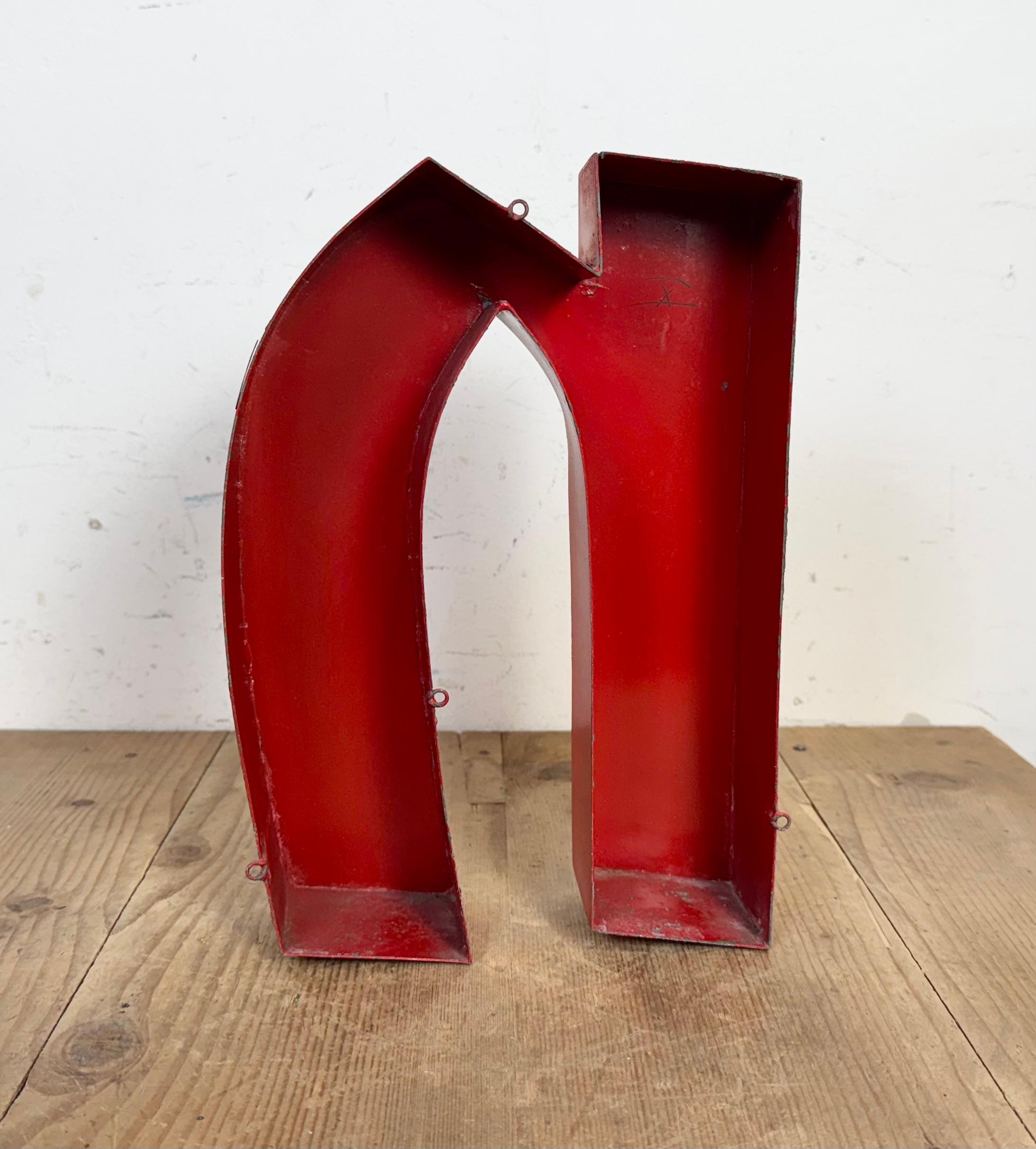 Fer Lettre N de façade en fer rouge, 1970 en vente