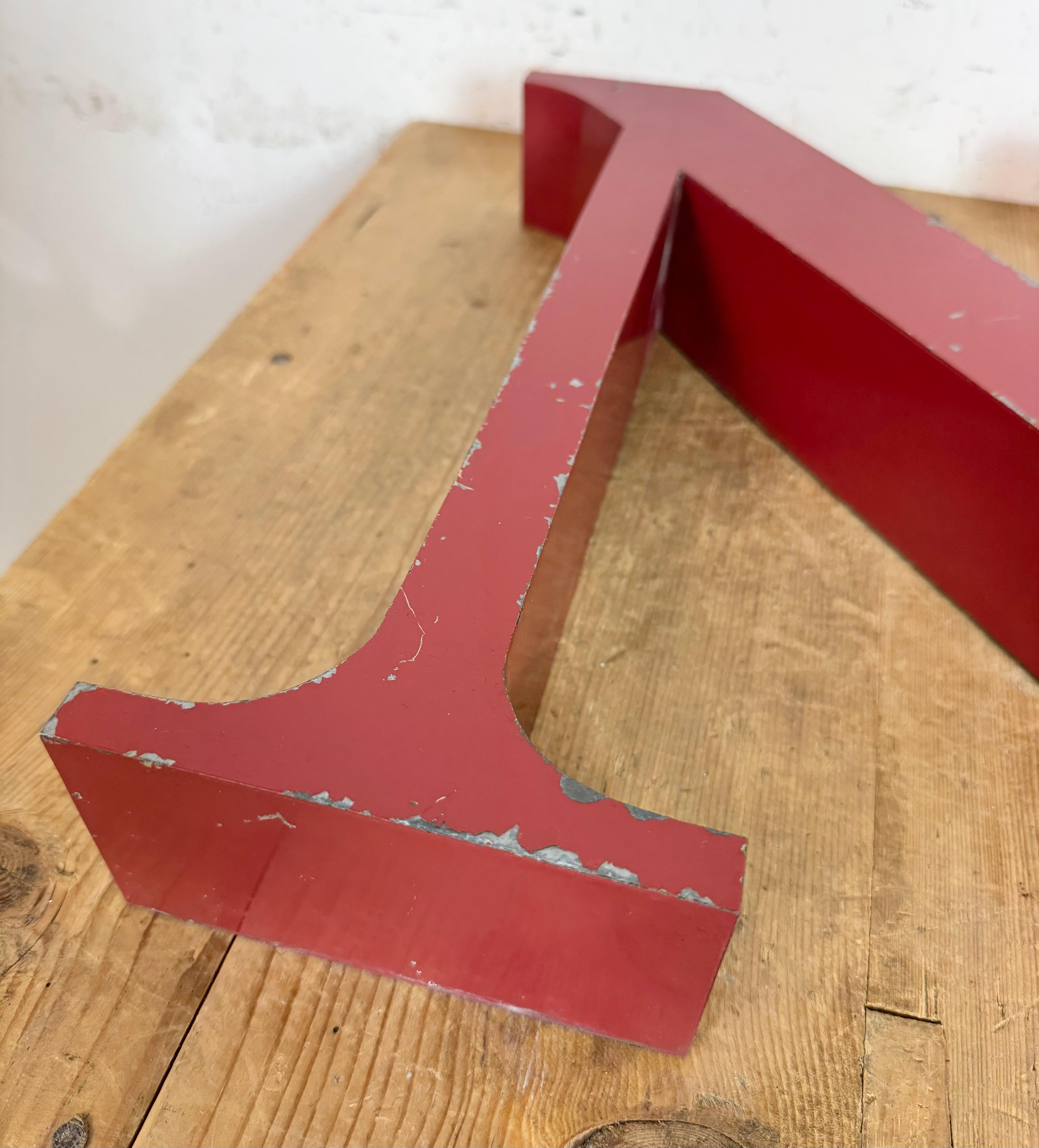 Fachada de hierro rojo vintage Letra N ,  1970s Hierro en venta