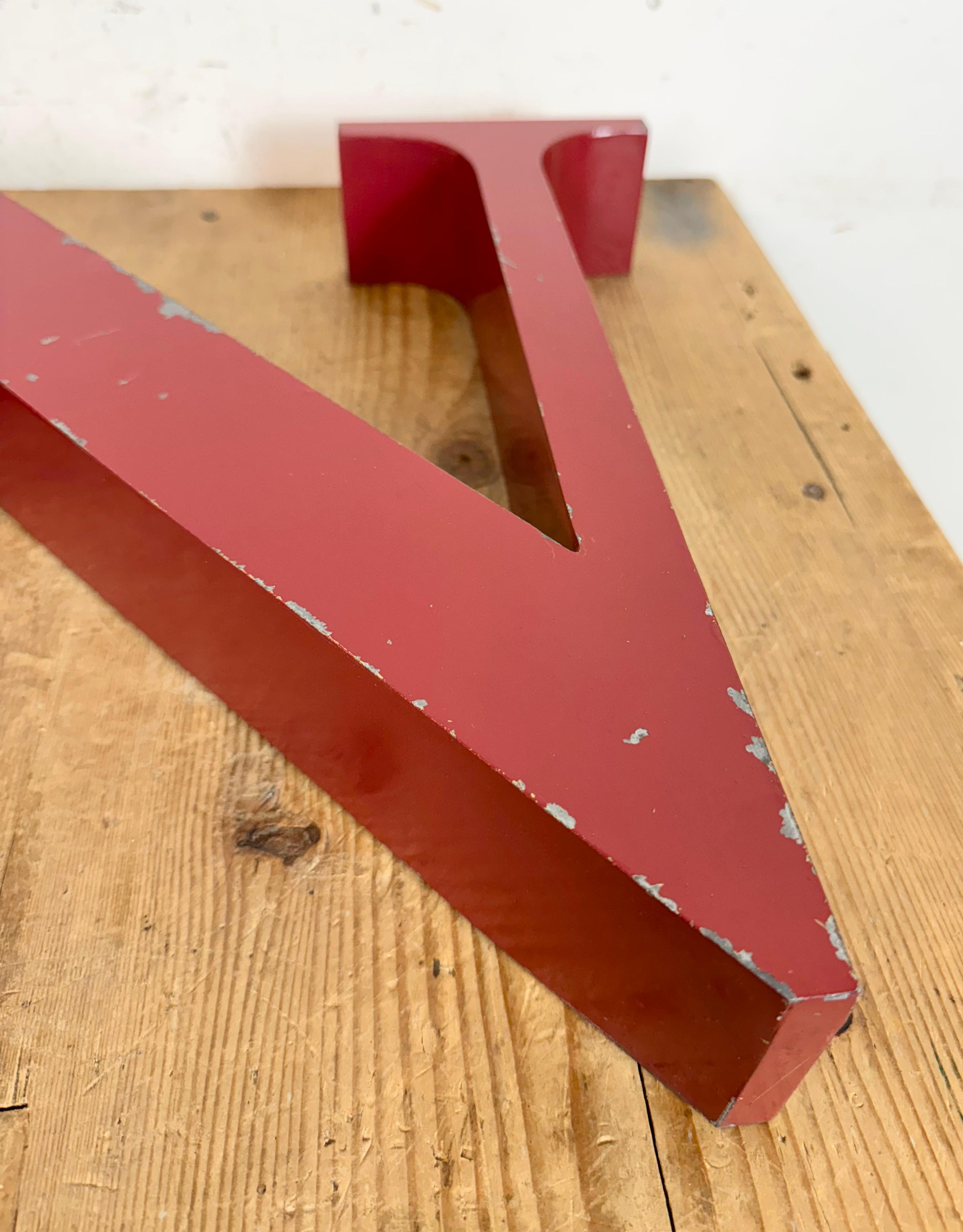 Fachada de hierro rojo vintage Letra N ,  1970s en venta 1