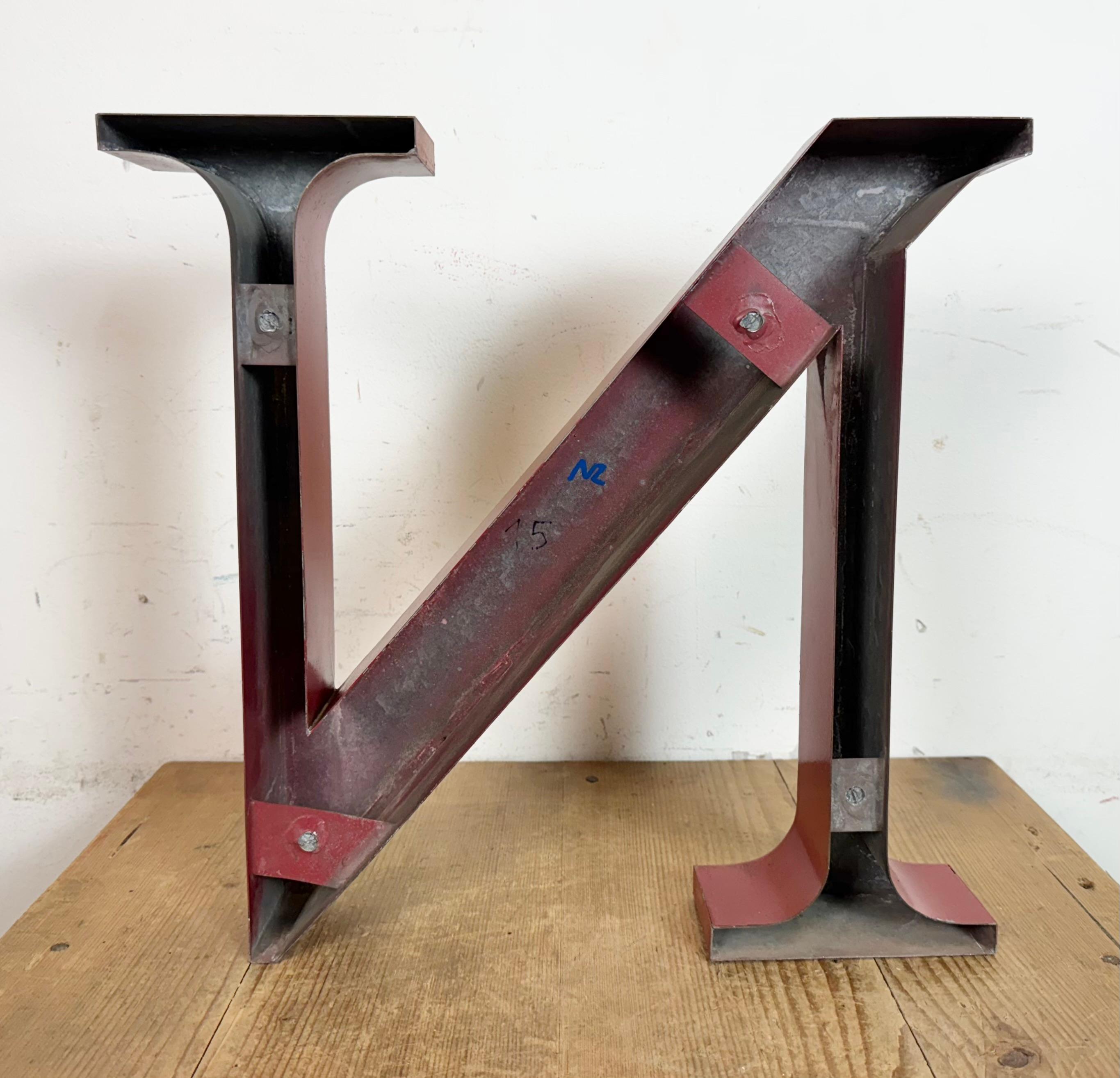 Fachada de hierro rojo vintage Letra N ,  1970s en venta 2