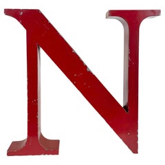 Fachada de hierro rojo vintage Letra N ,  1970s