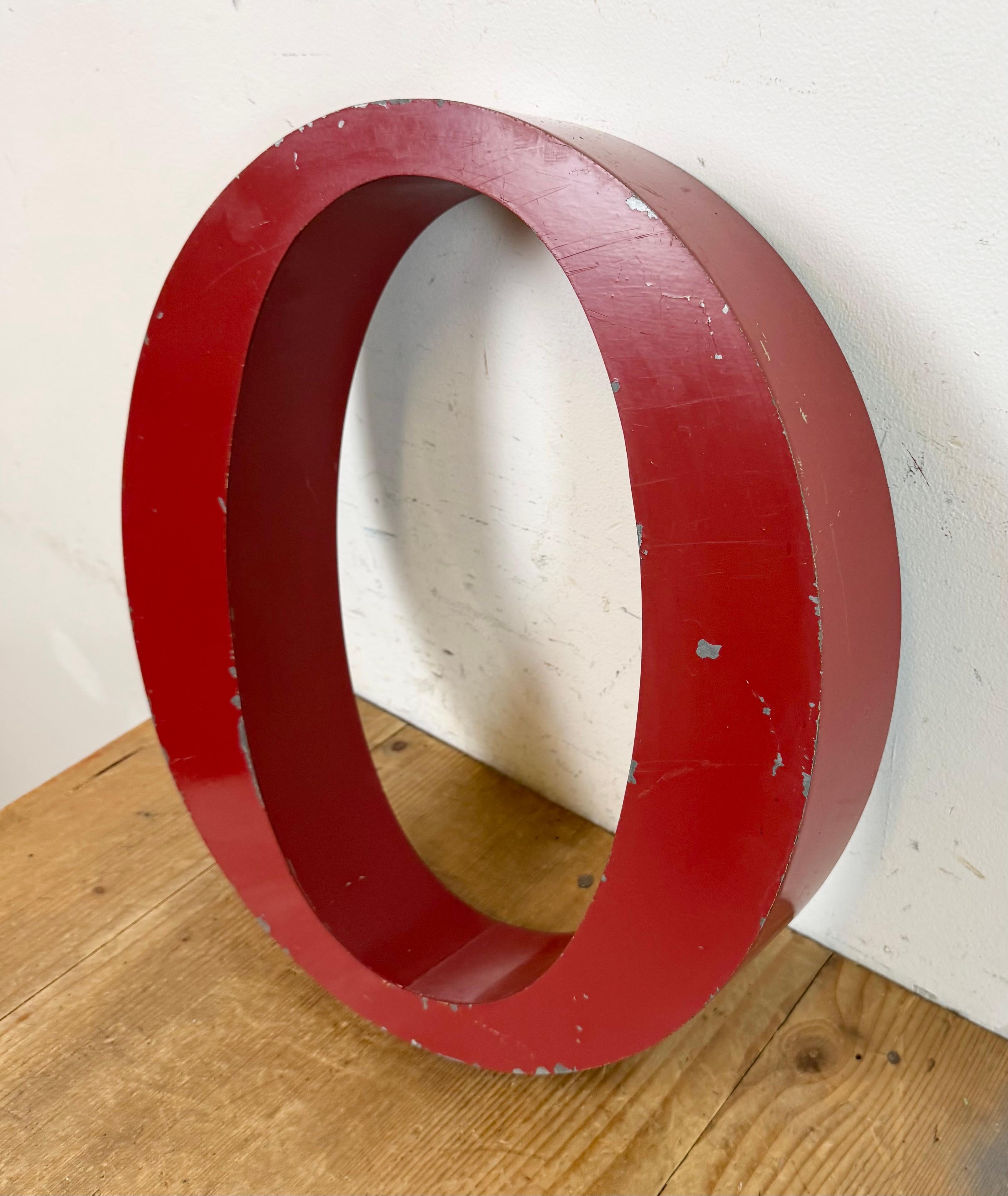 Fachada vintage de hierro rojo Letra O , años 70 Industrial en venta