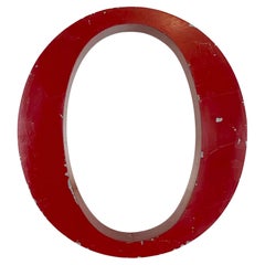 Fachada vintage de hierro rojo Letra O , años 70