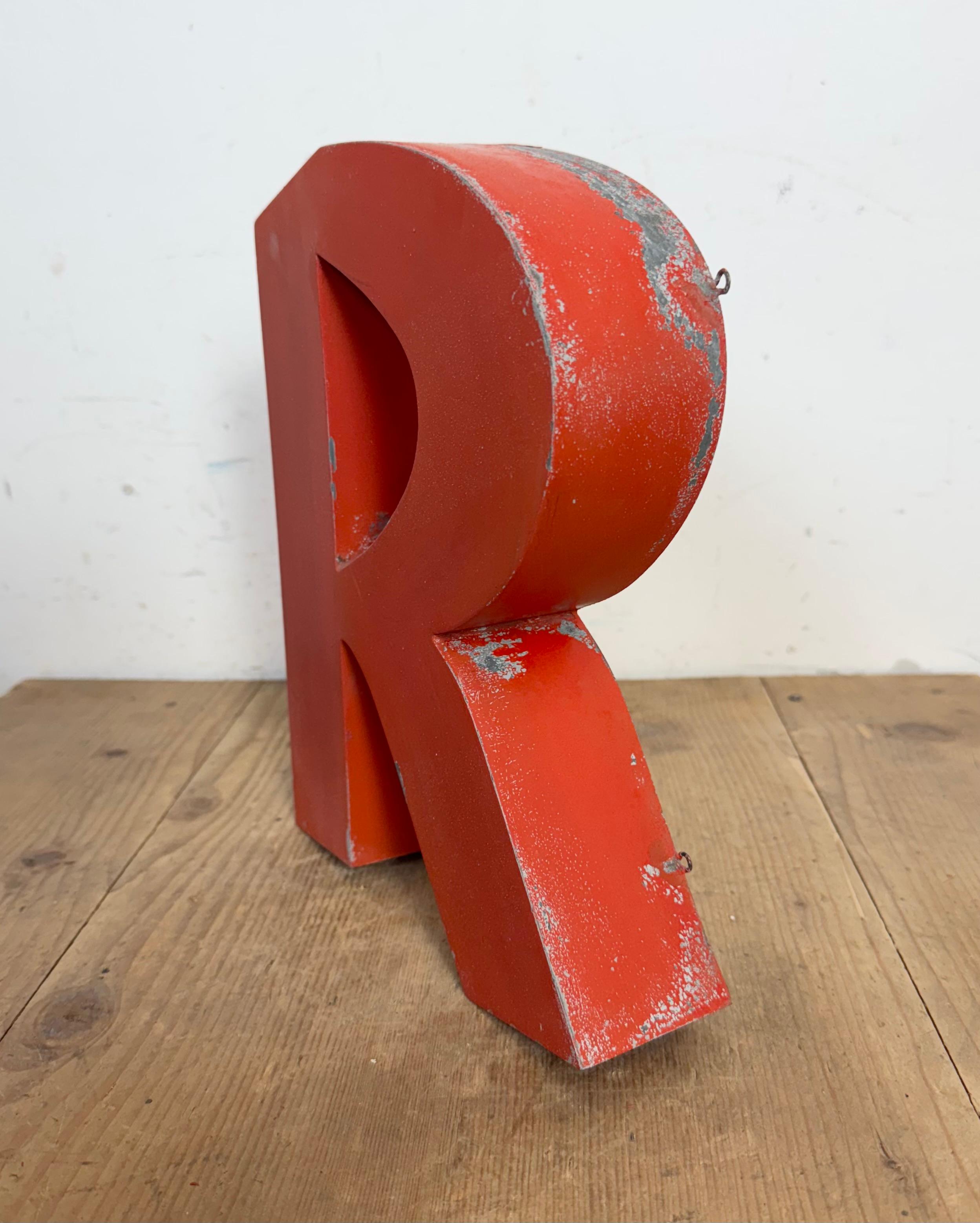 Industriel Lettre R de façade en fer rouge, 1970 en vente
