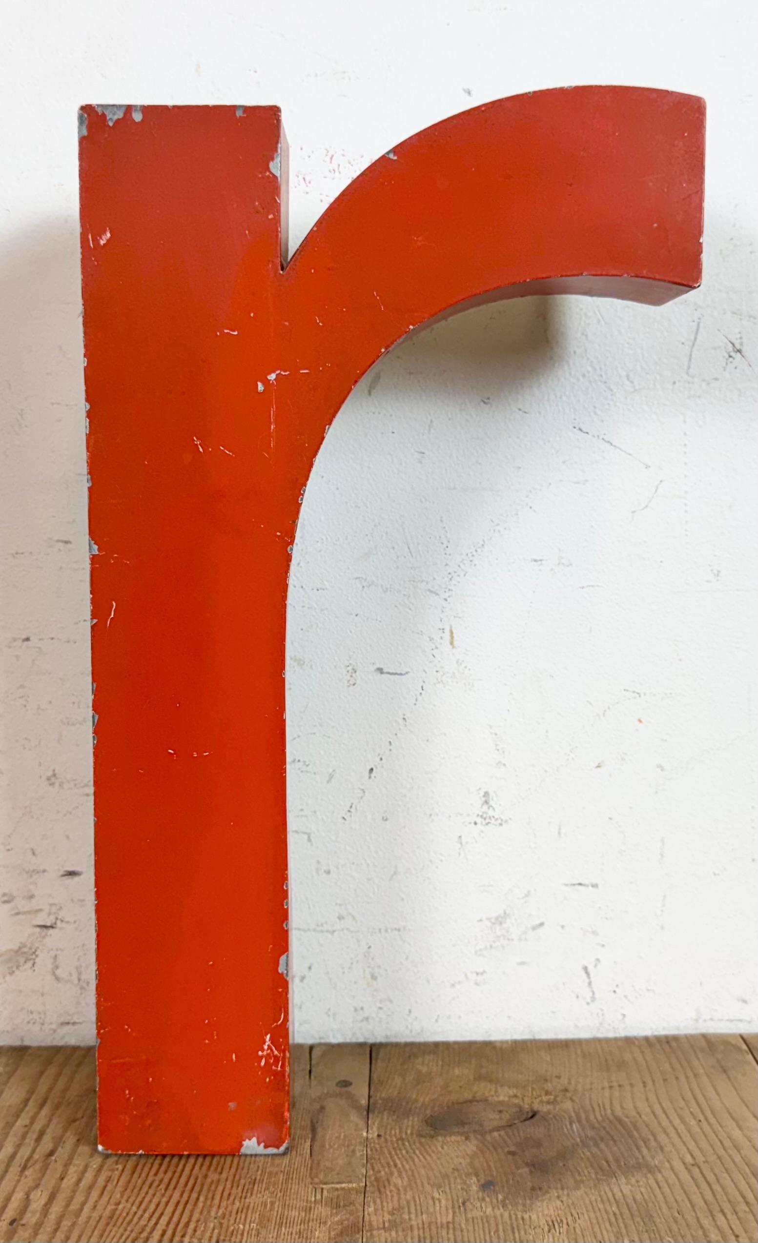 Vintage Rot Eisen Fassade Buchstabe R ,  1970s (Industriell) im Angebot