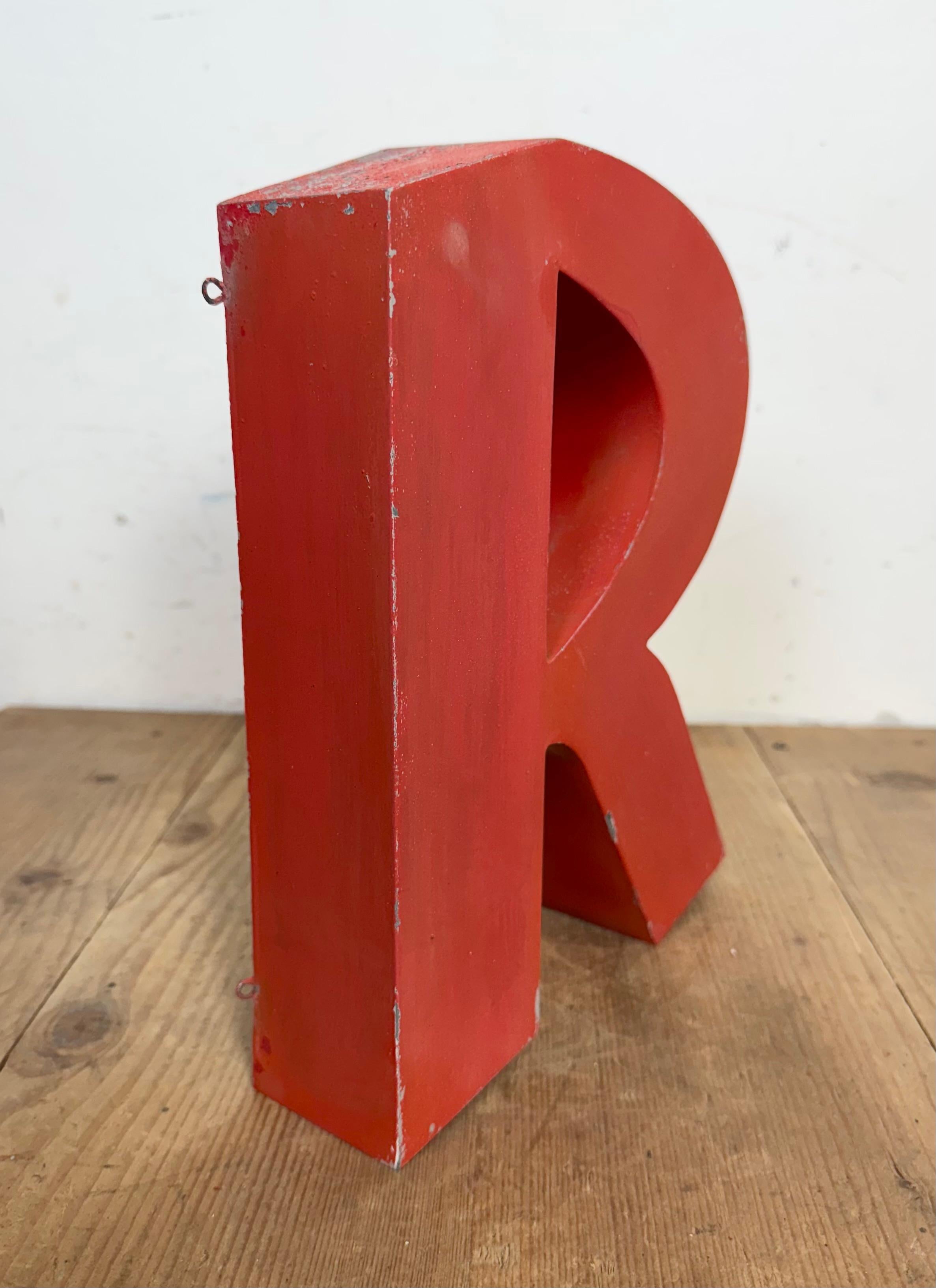 Français Lettre R de façade en fer rouge, 1970 en vente