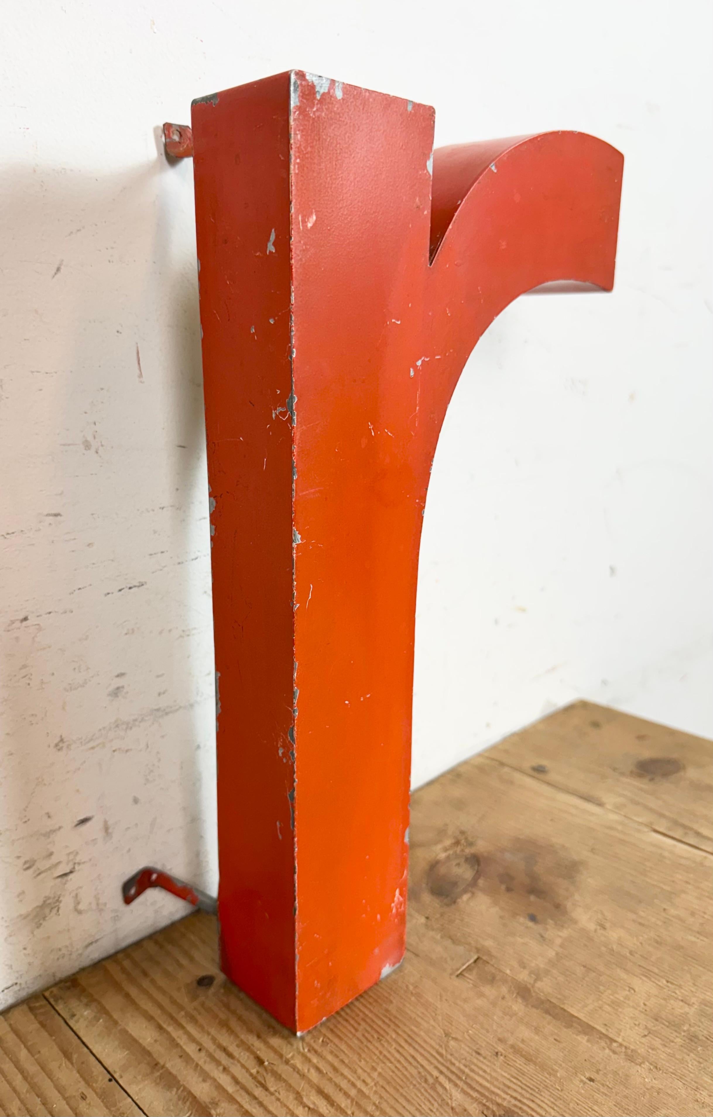Vintage Rot Eisen Fassade Buchstabe R ,  1970s im Zustand „Gut“ im Angebot in Kojetice, CZ