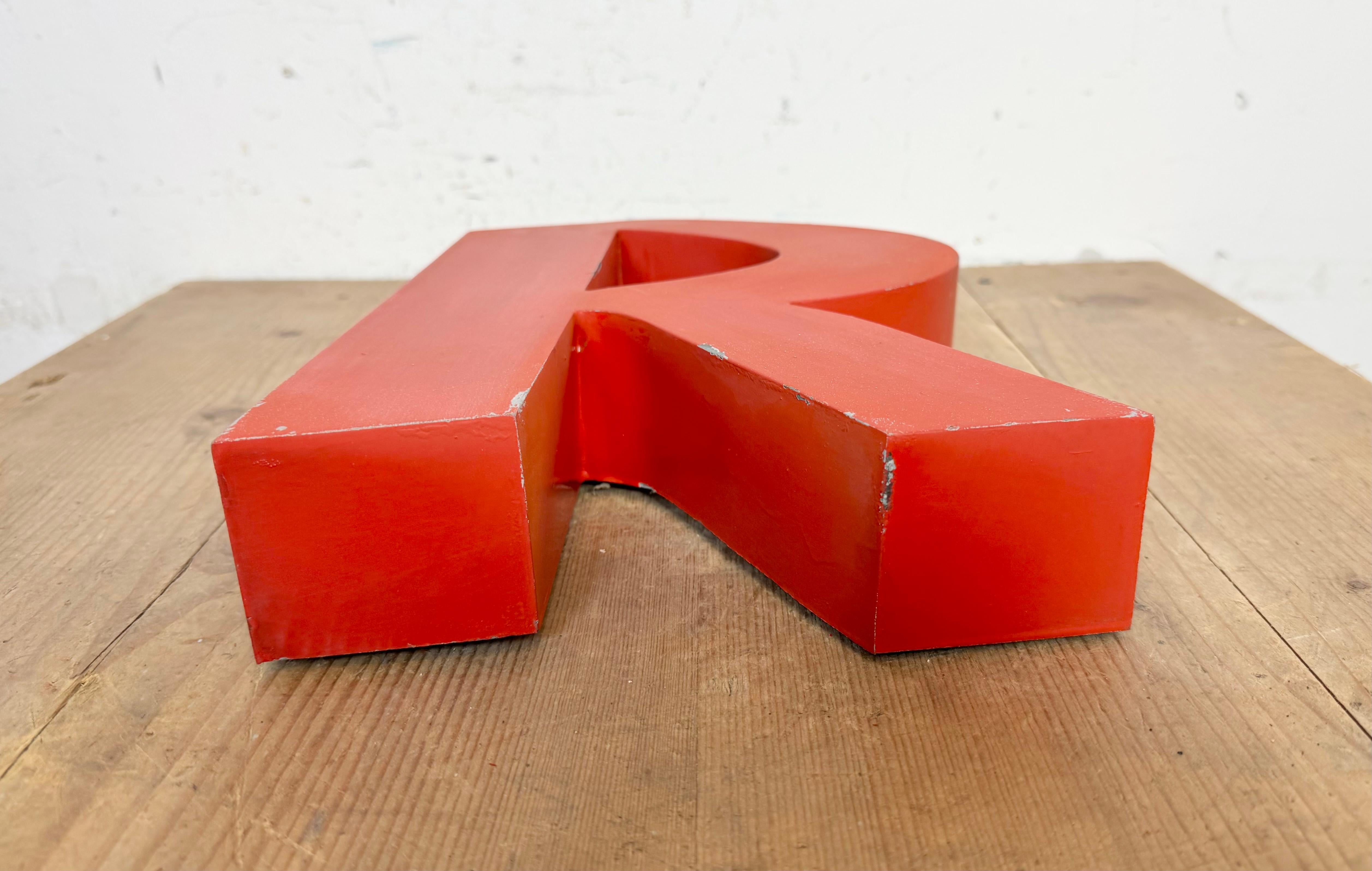 Fin du 20e siècle Lettre R de façade en fer rouge, 1970 en vente