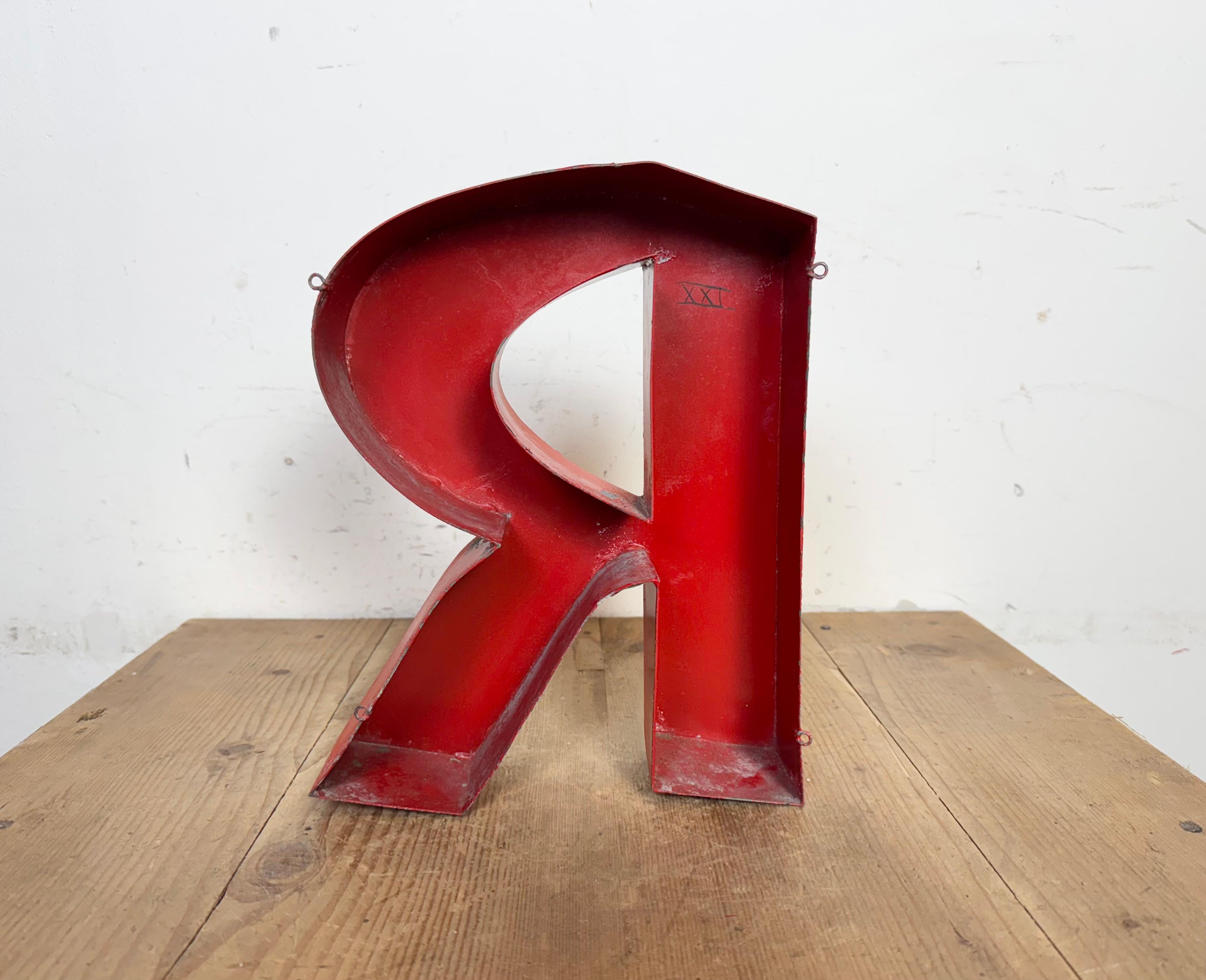 Fer Lettre R de façade en fer rouge, 1970 en vente