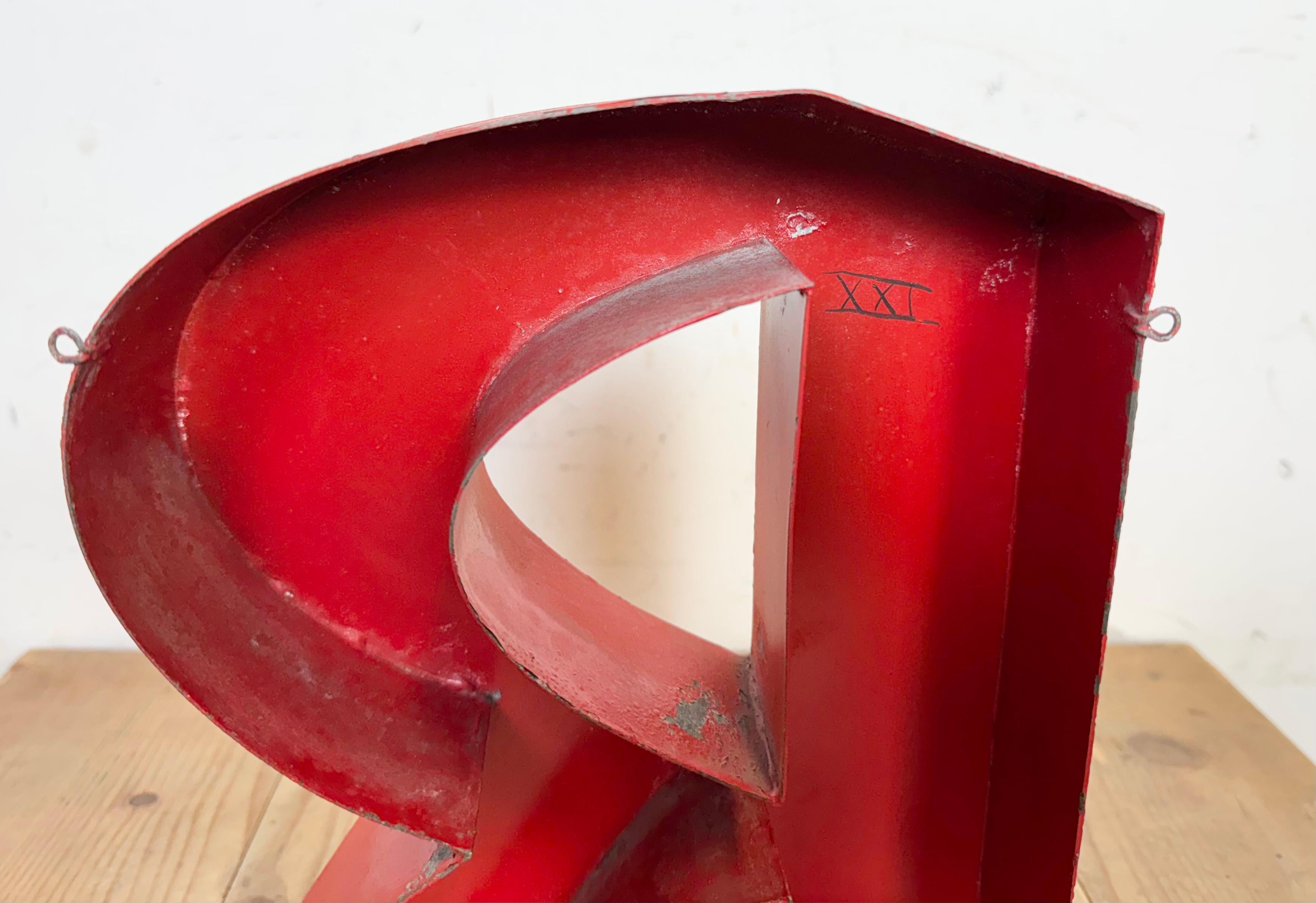 Lettre R de façade en fer rouge, 1970 en vente 1