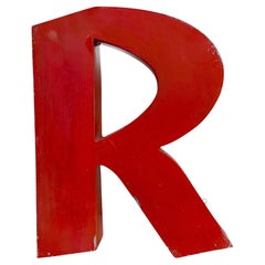 Lettre R de façade en fer rouge, 1970